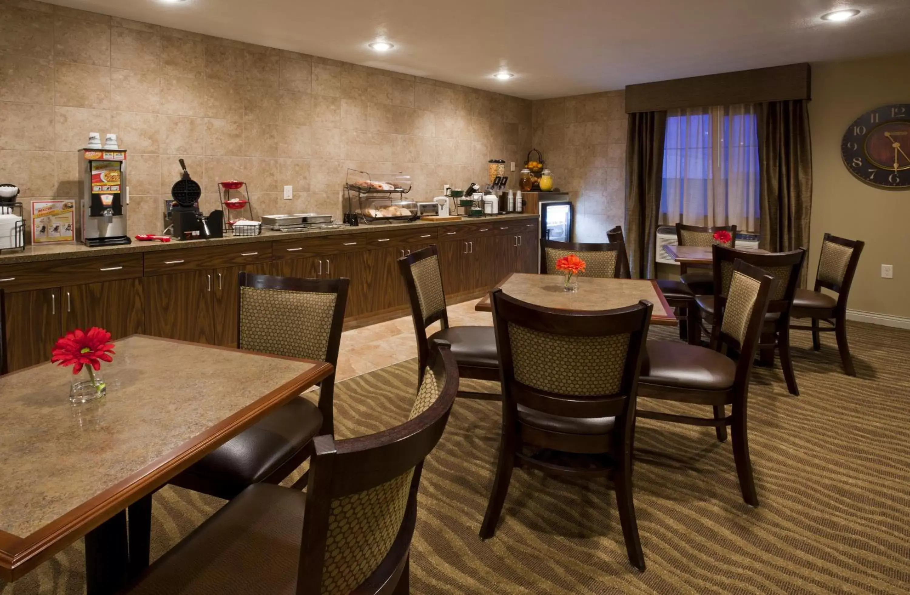 Dining area, Restaurant/Places to Eat in GrandStay Inn & Suites of Luverne