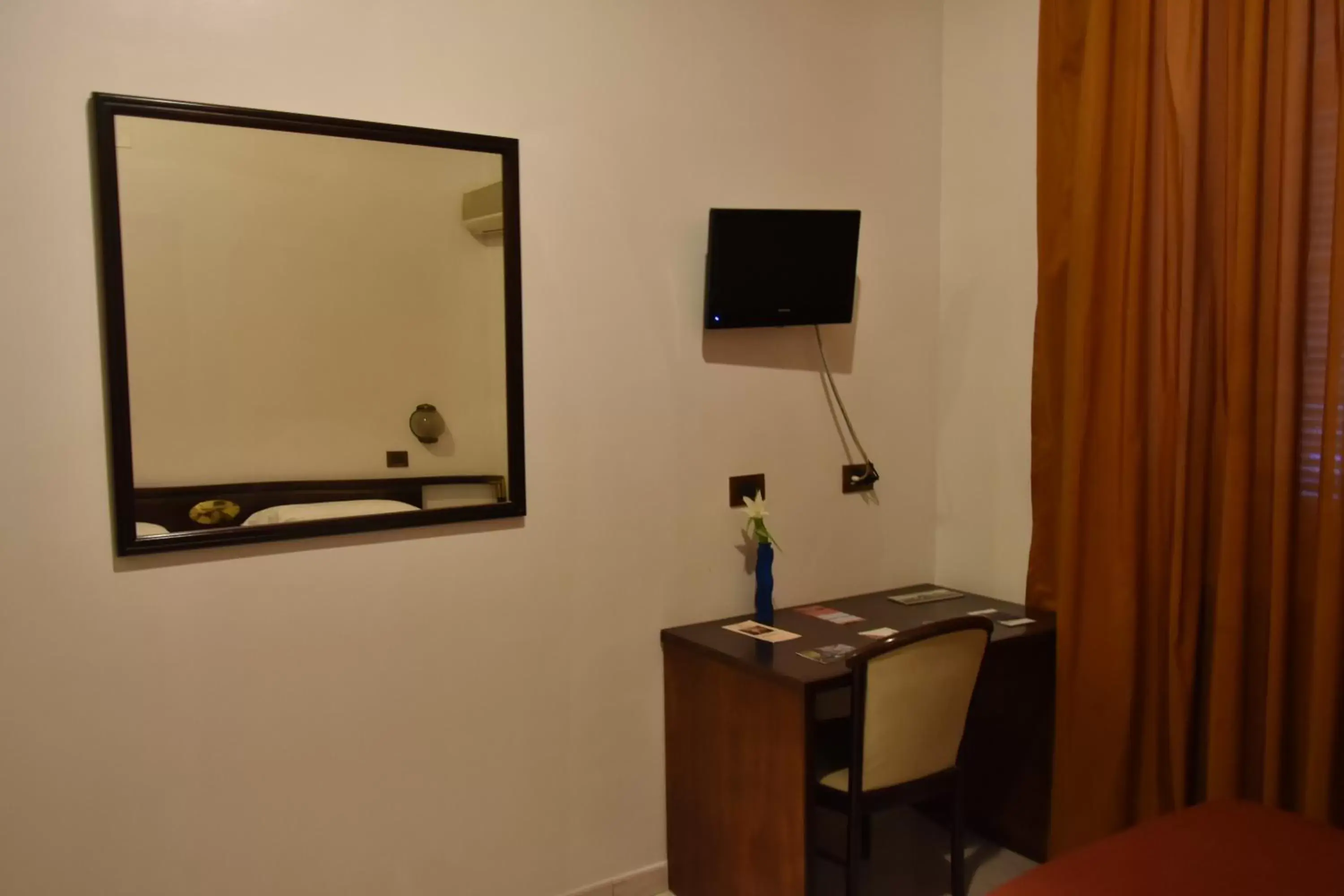 Bedroom, TV/Entertainment Center in Hotel La Tripergola