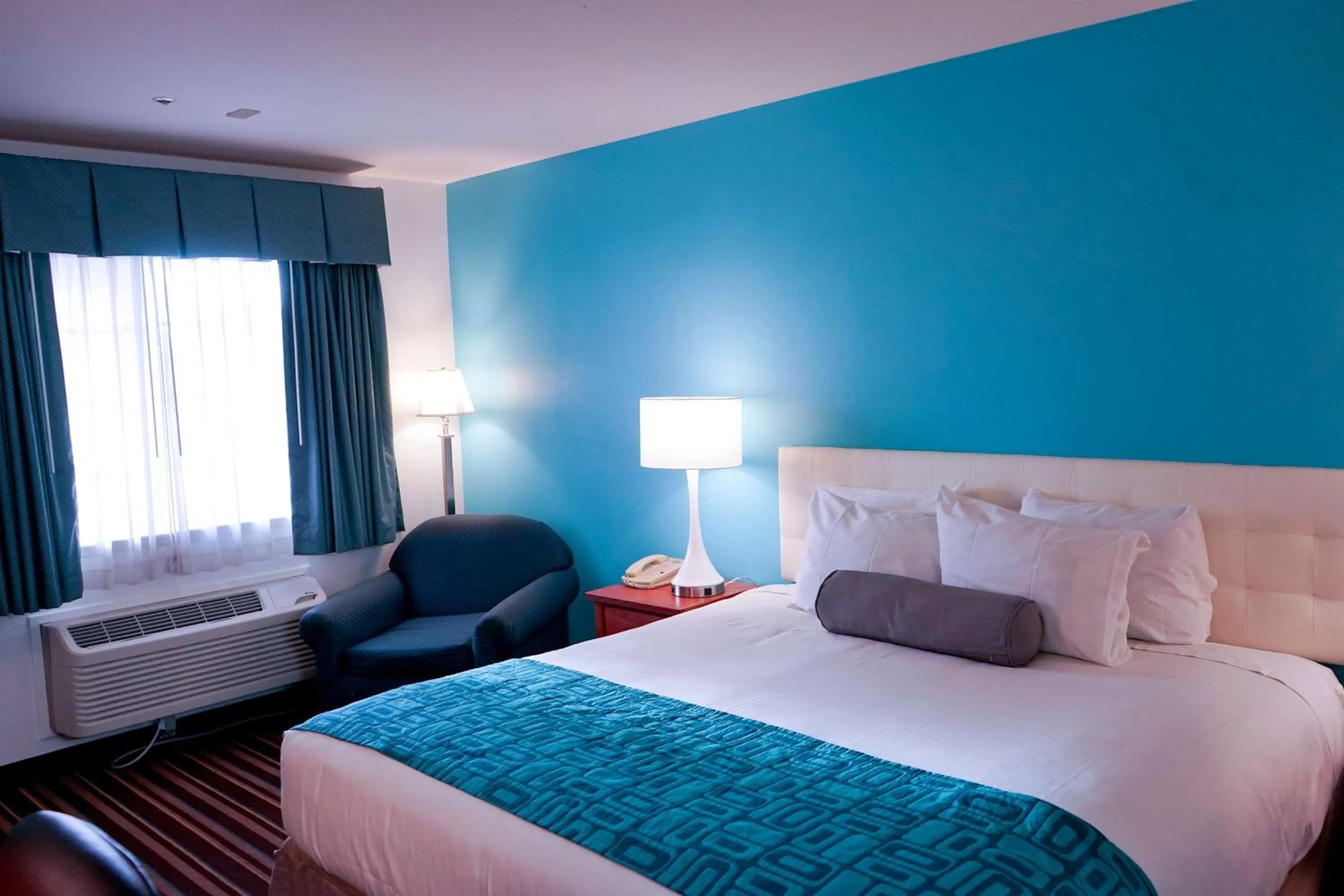 Photo of the whole room, Bed in Howard Johnson by Wyndham Salinas