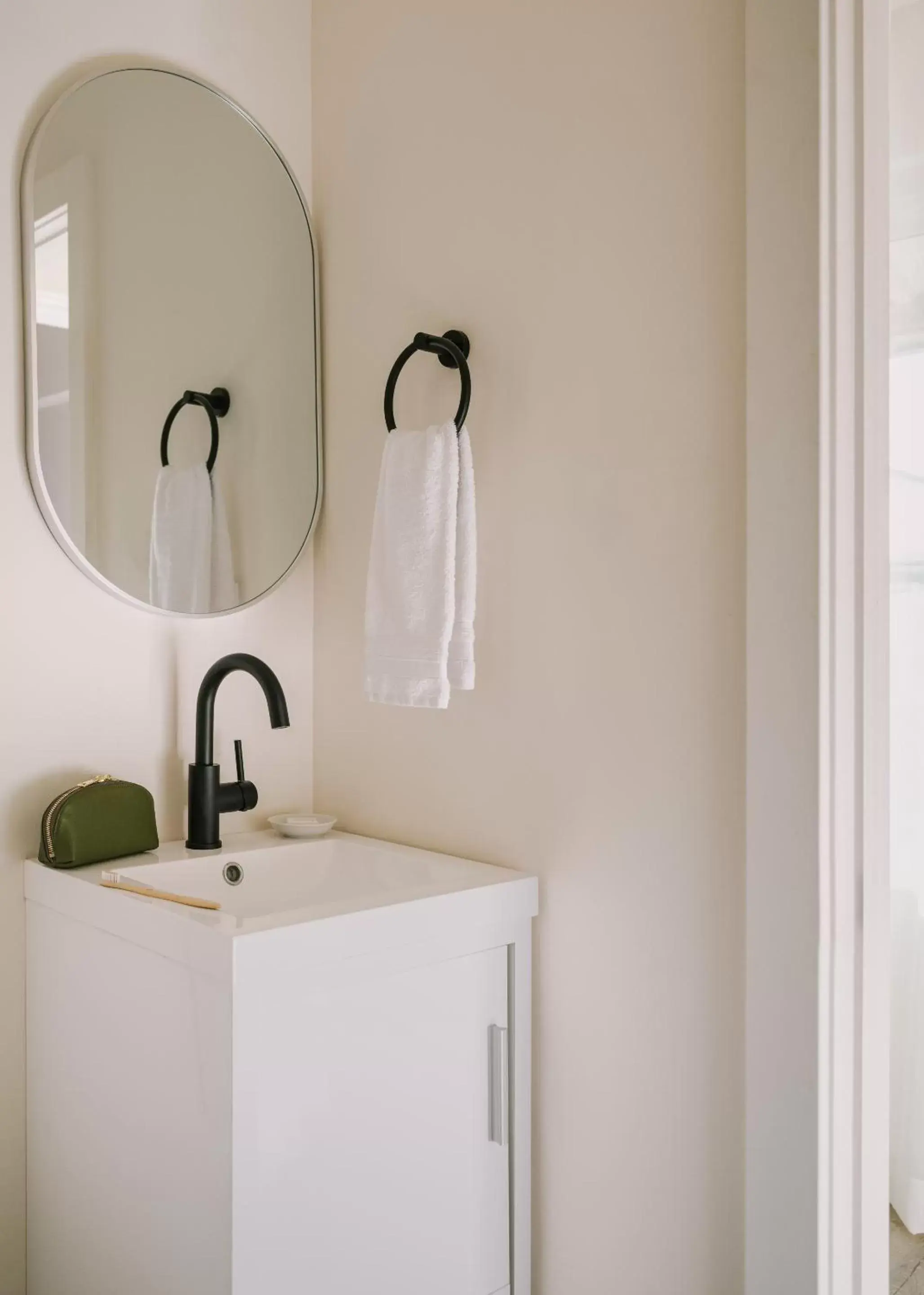 Living room, Bathroom in Sonder The Mariposa