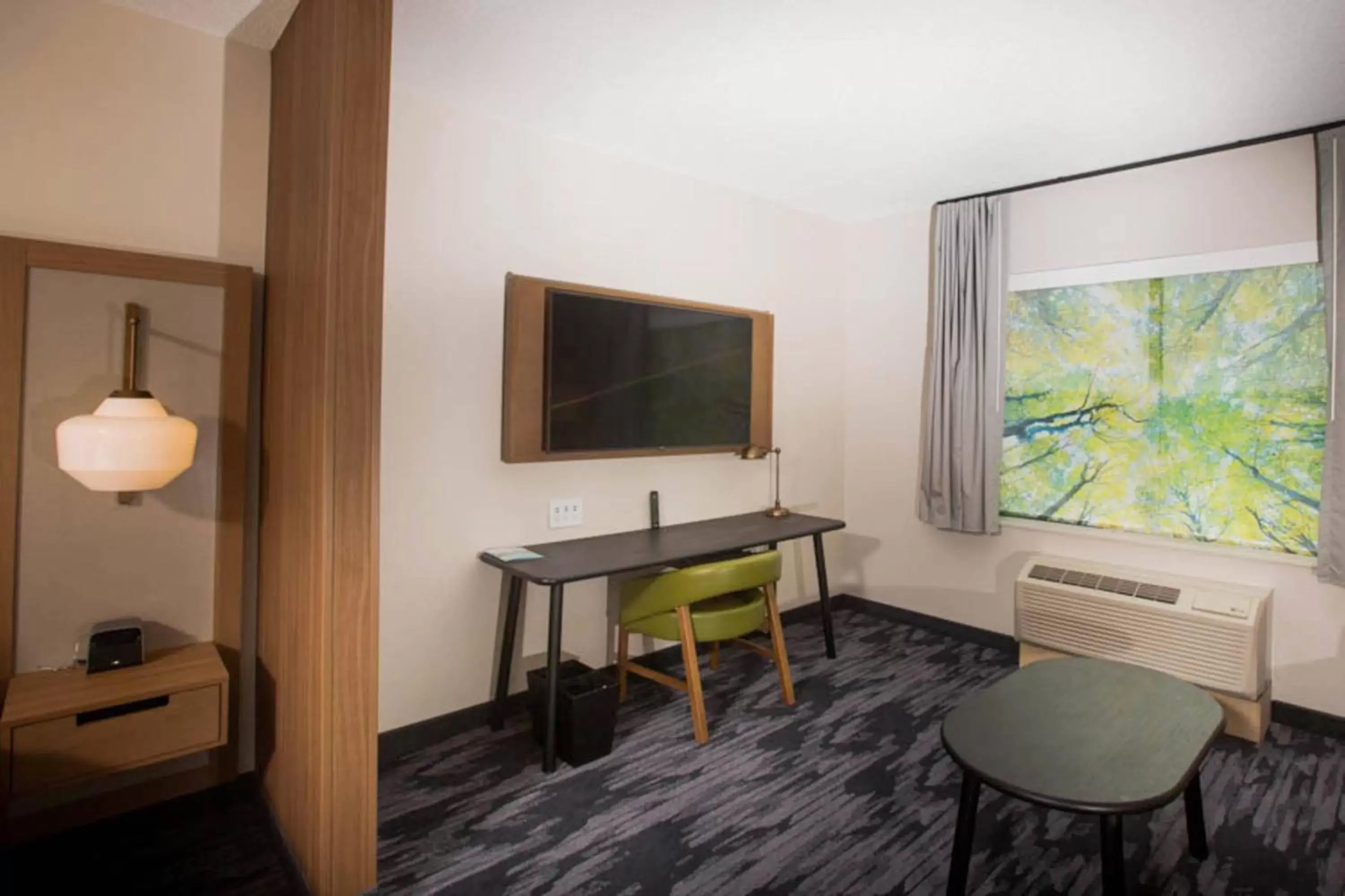 Bedroom, TV/Entertainment Center in Fairfield Inn & Suites by Marriott Philadelphia Broomall/Newtown Square