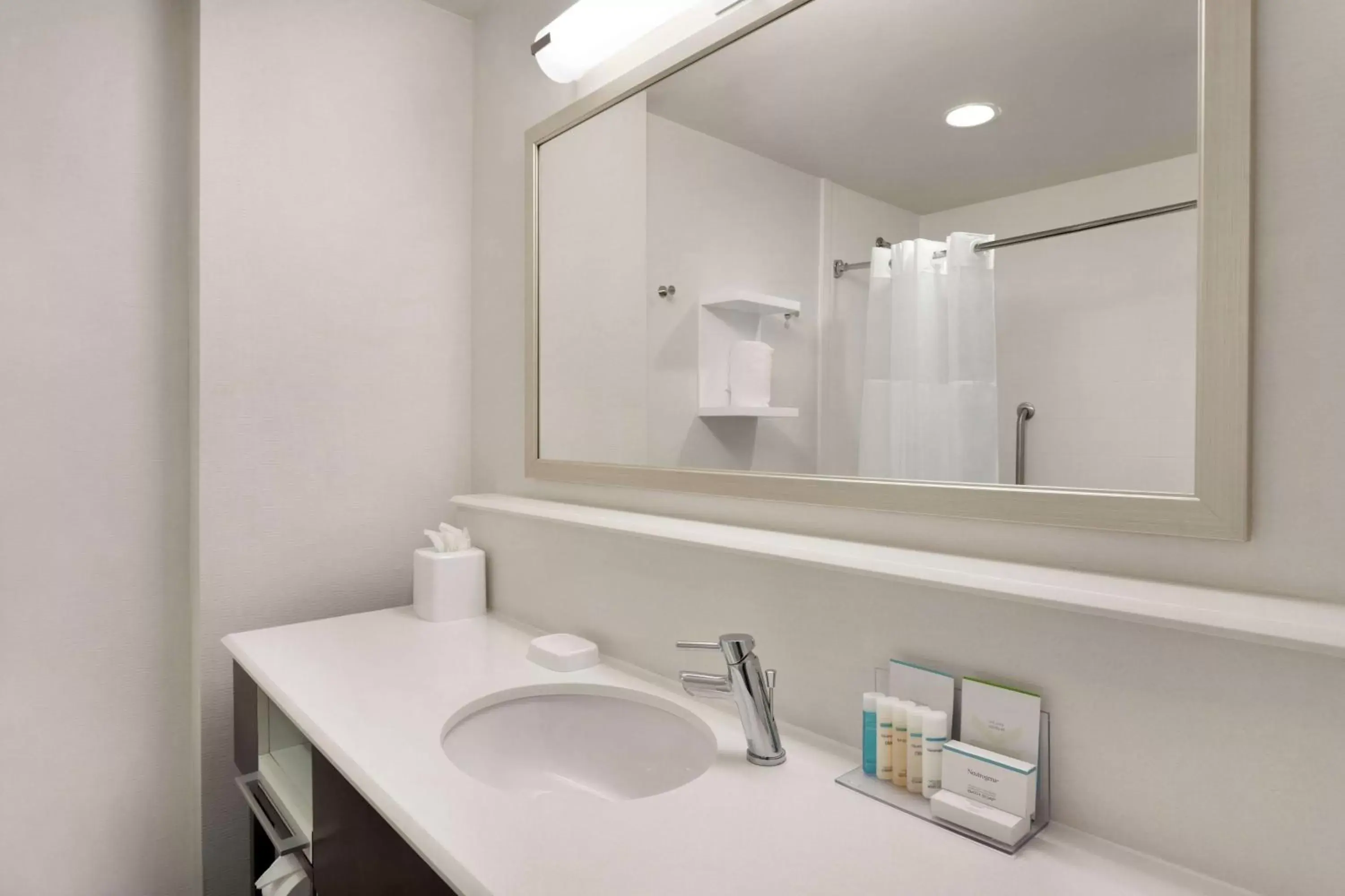 Bathroom in Hampton Inn & Suites Montgomery-EastChase