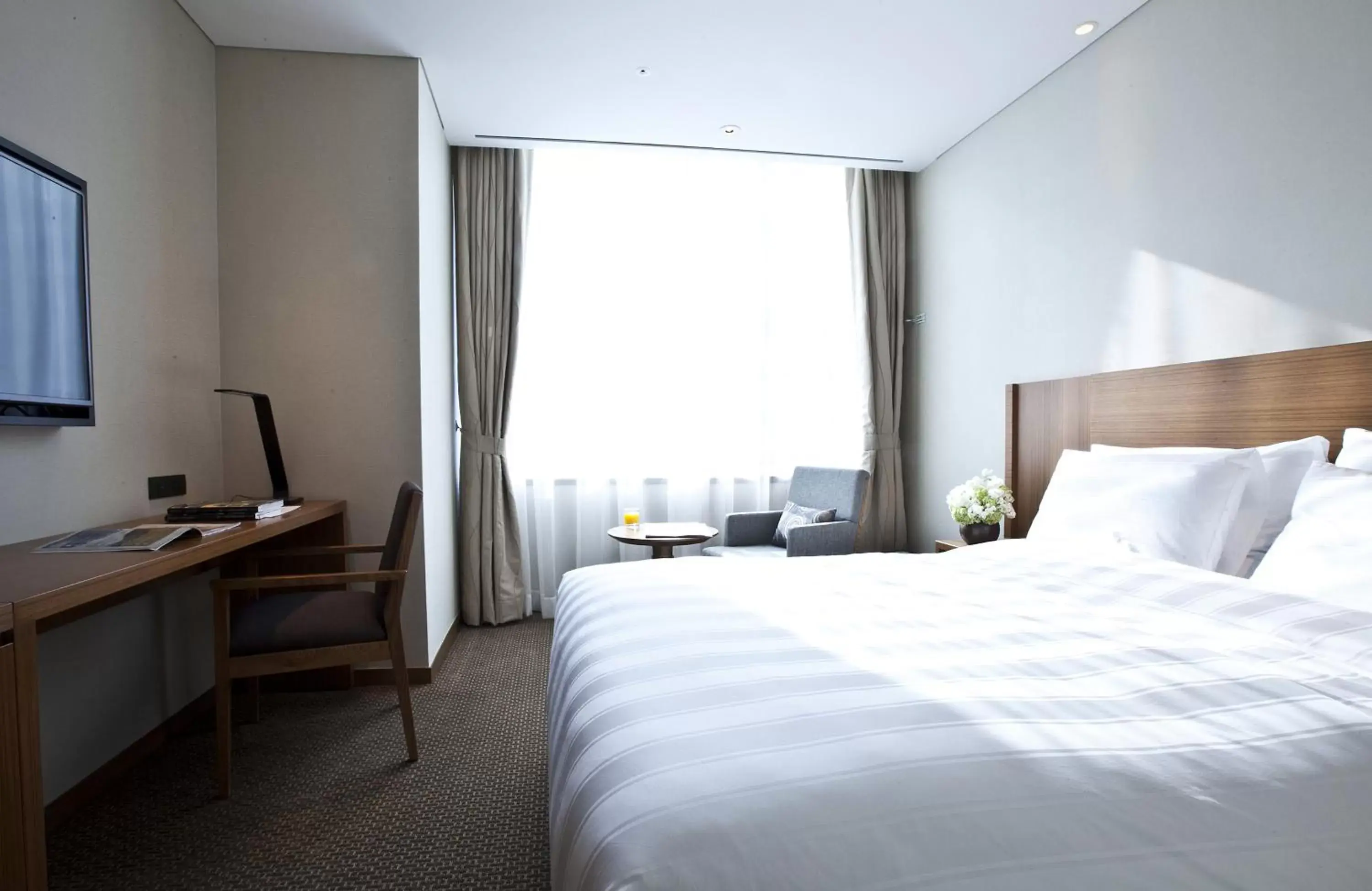 Bedroom, Bed in LOTTE City Hotel Myeongdong