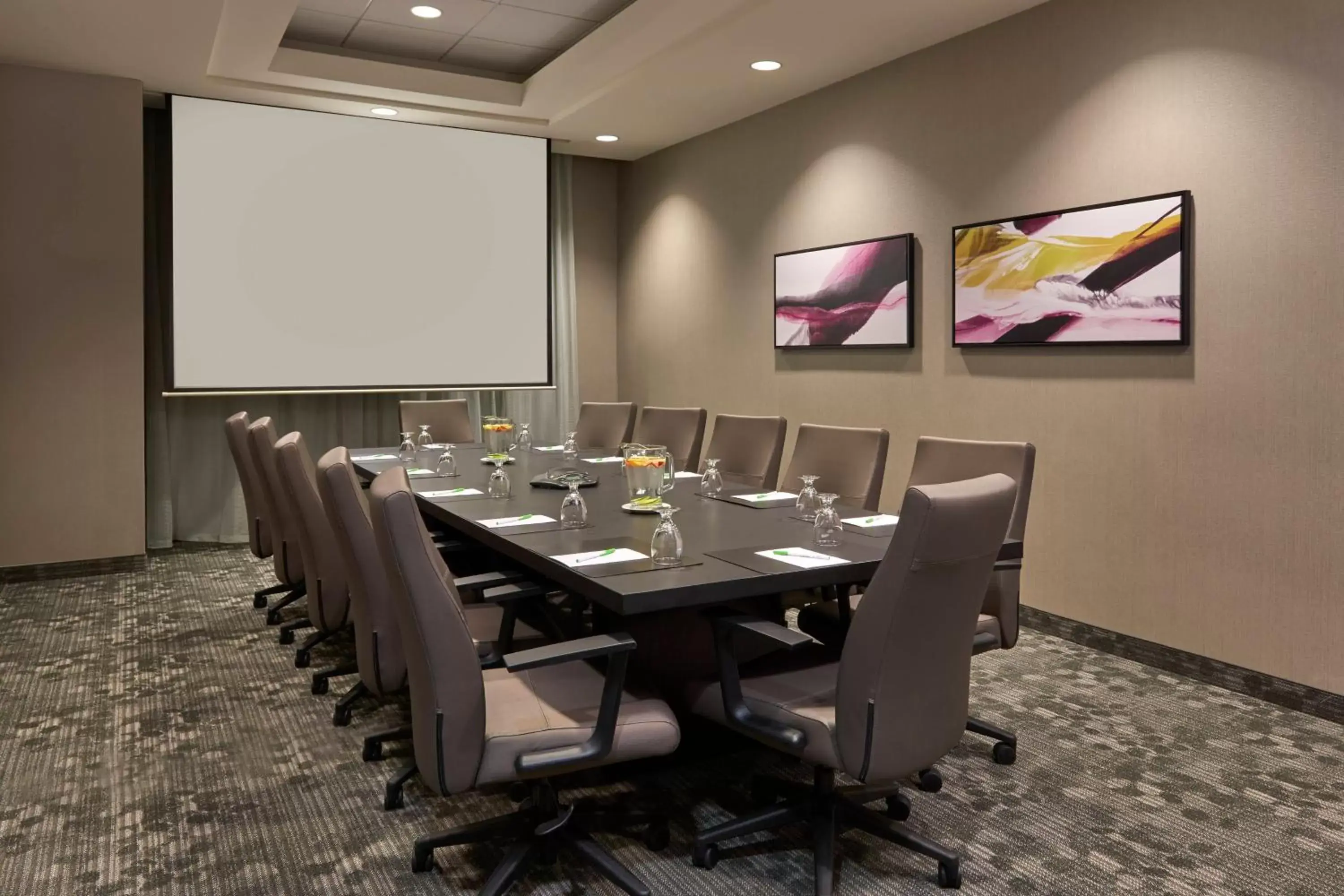 Meeting/conference room in Courtyard by Marriott Kingston Highway 401
