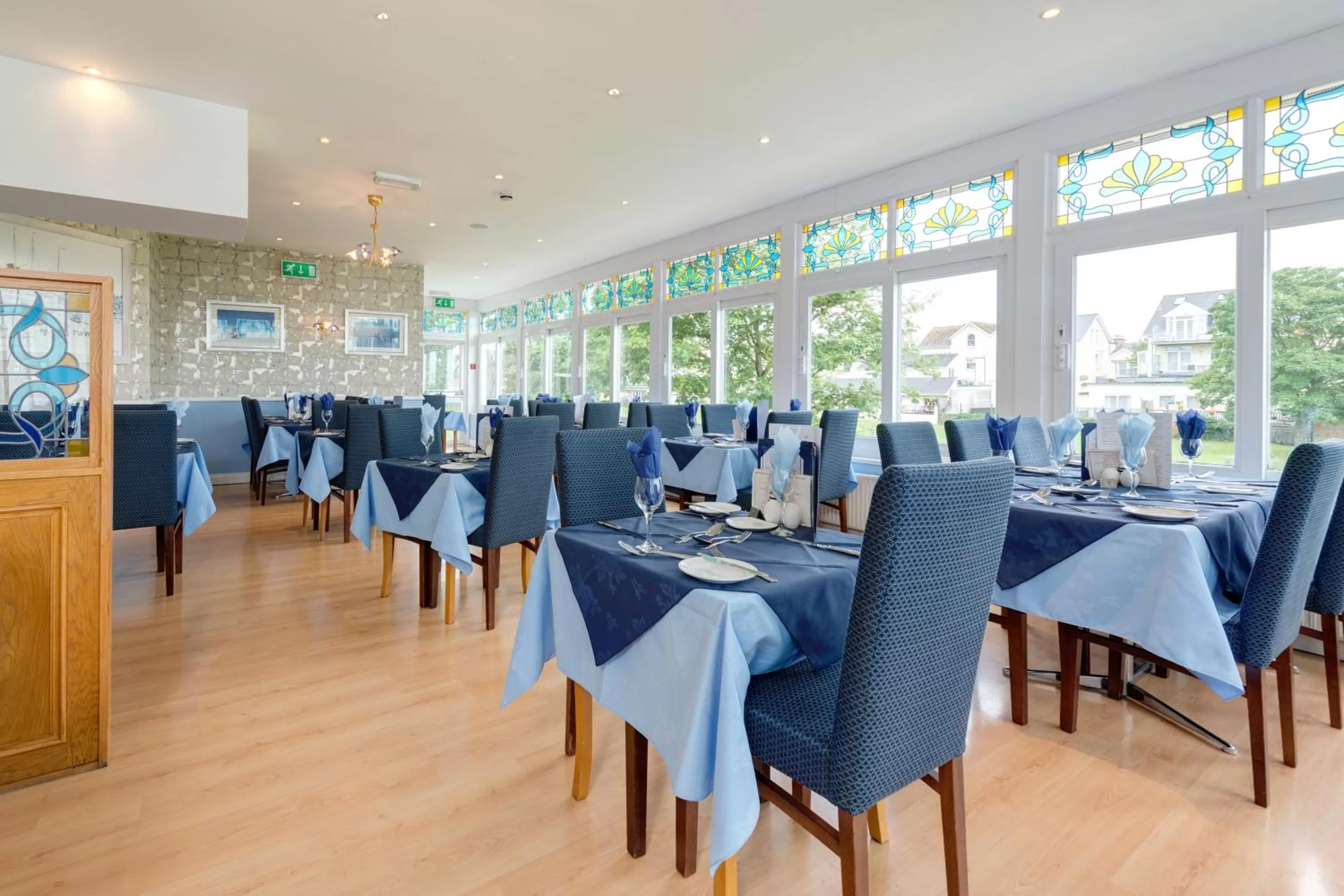 Restaurant/places to eat in Marine Hotel