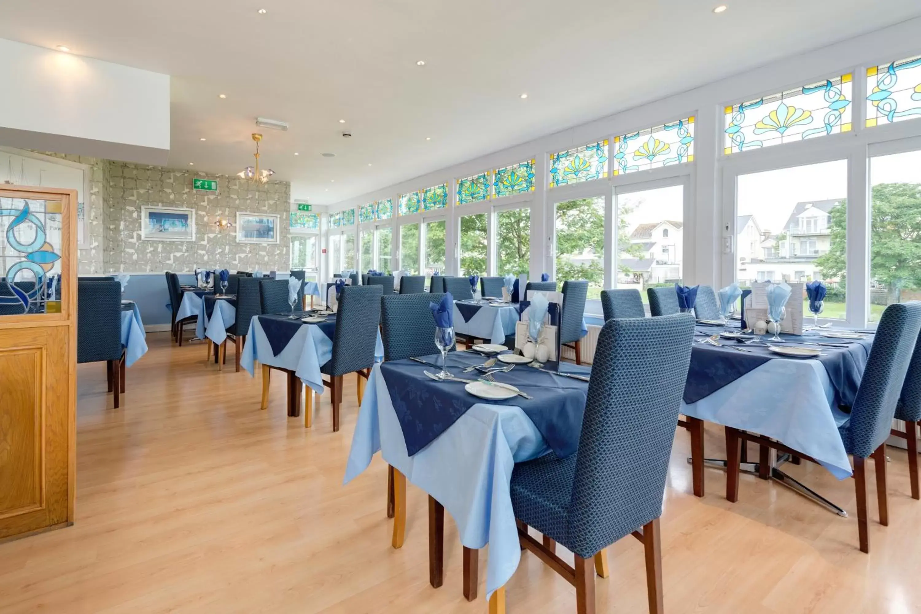 Restaurant/Places to Eat in Marine Hotel