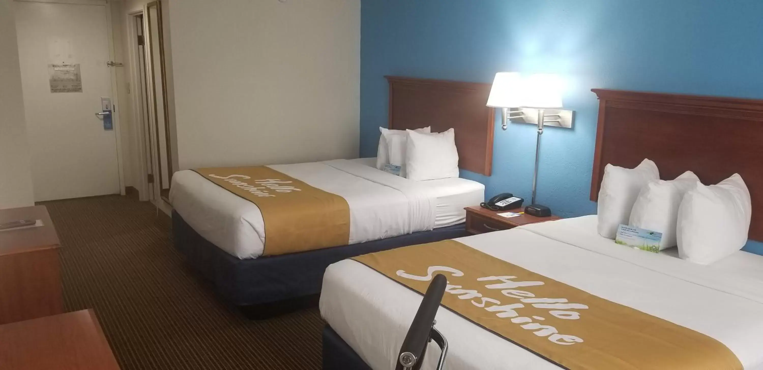 Bed in Days Inn & Suites by Wyndham Tallahassee Conf Center I-10
