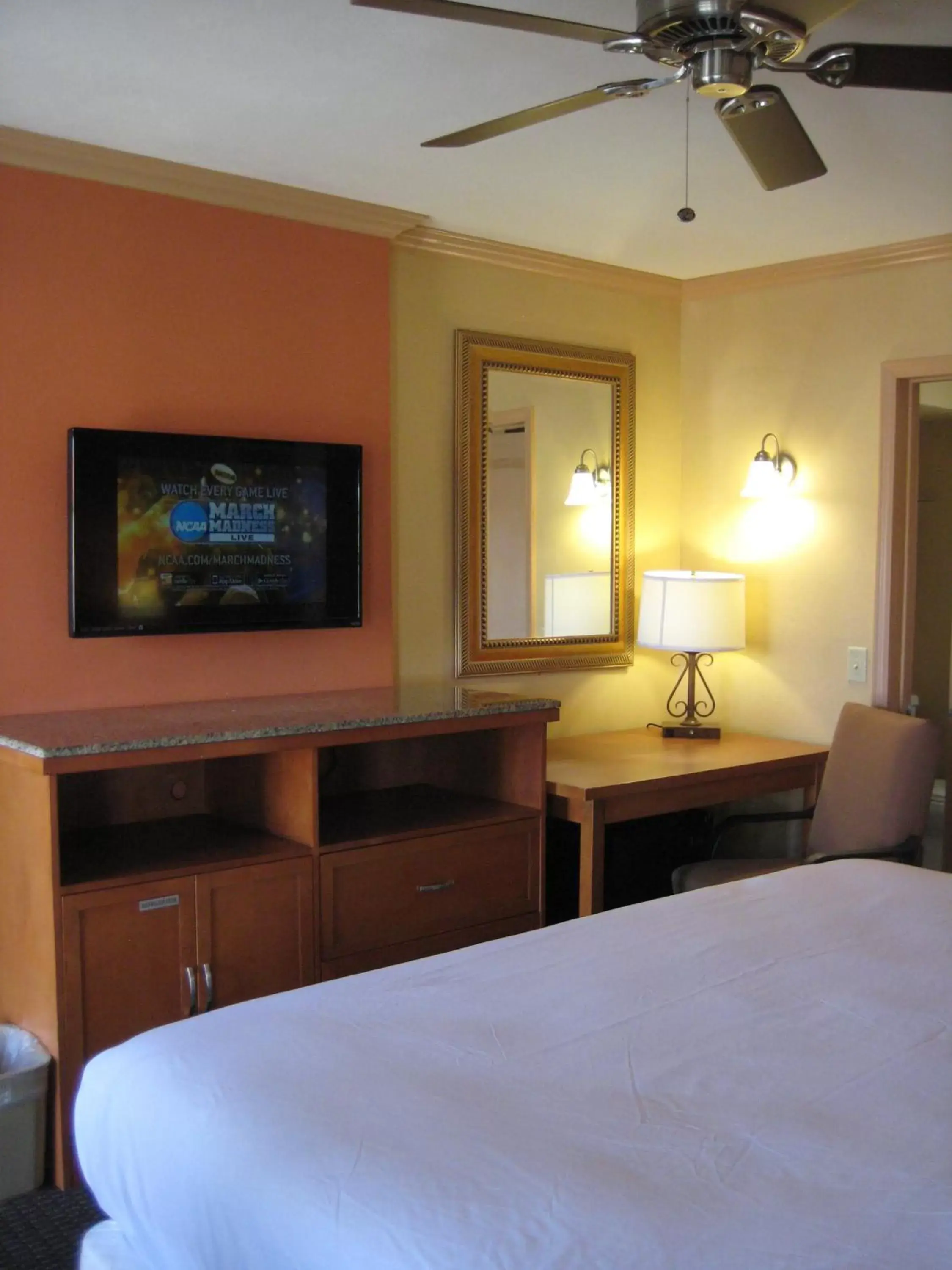 Decorative detail, Bed in Americas Best Value Inn - Porterville