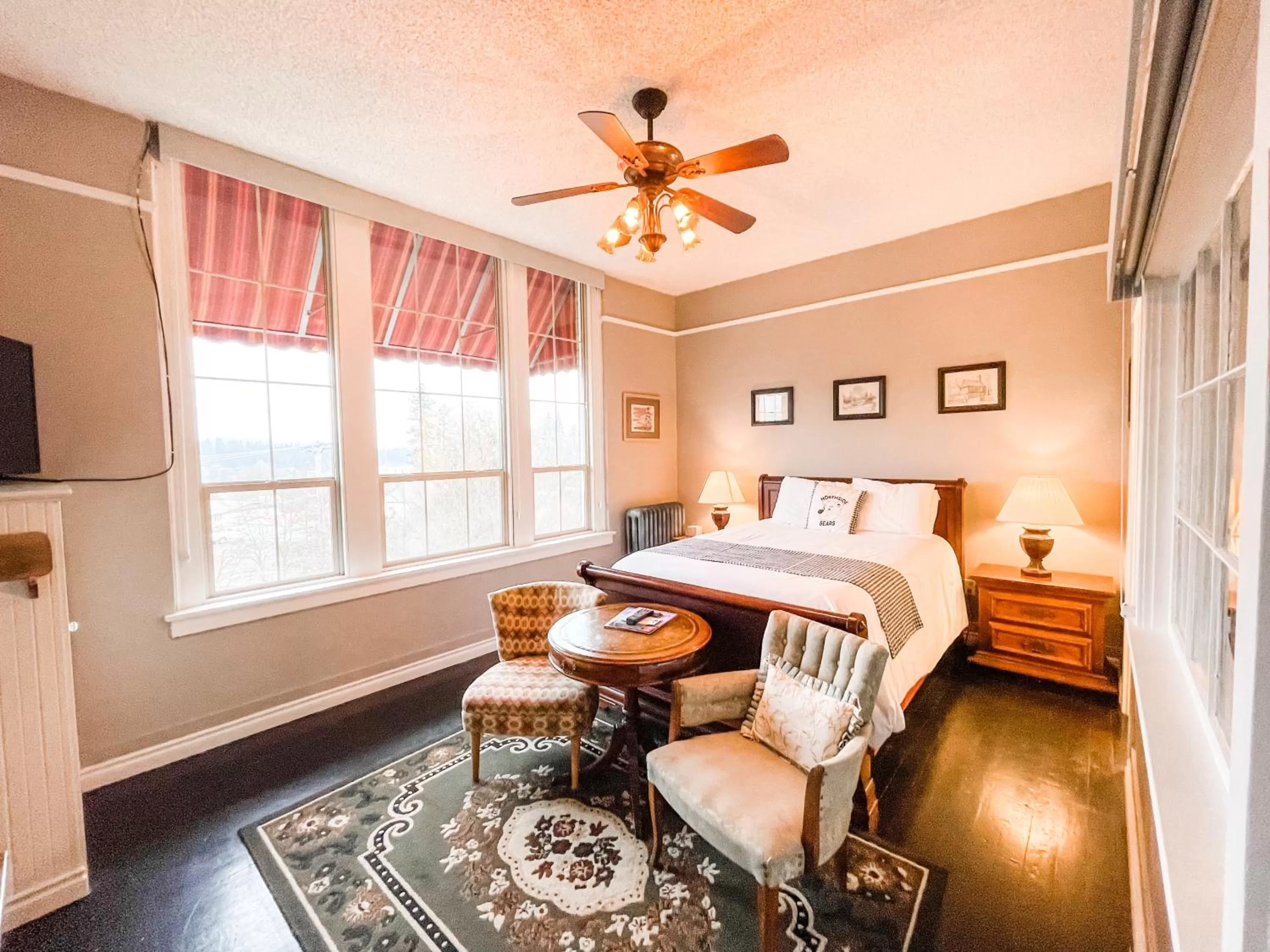 Bed in Northside School Bed & Breakfast