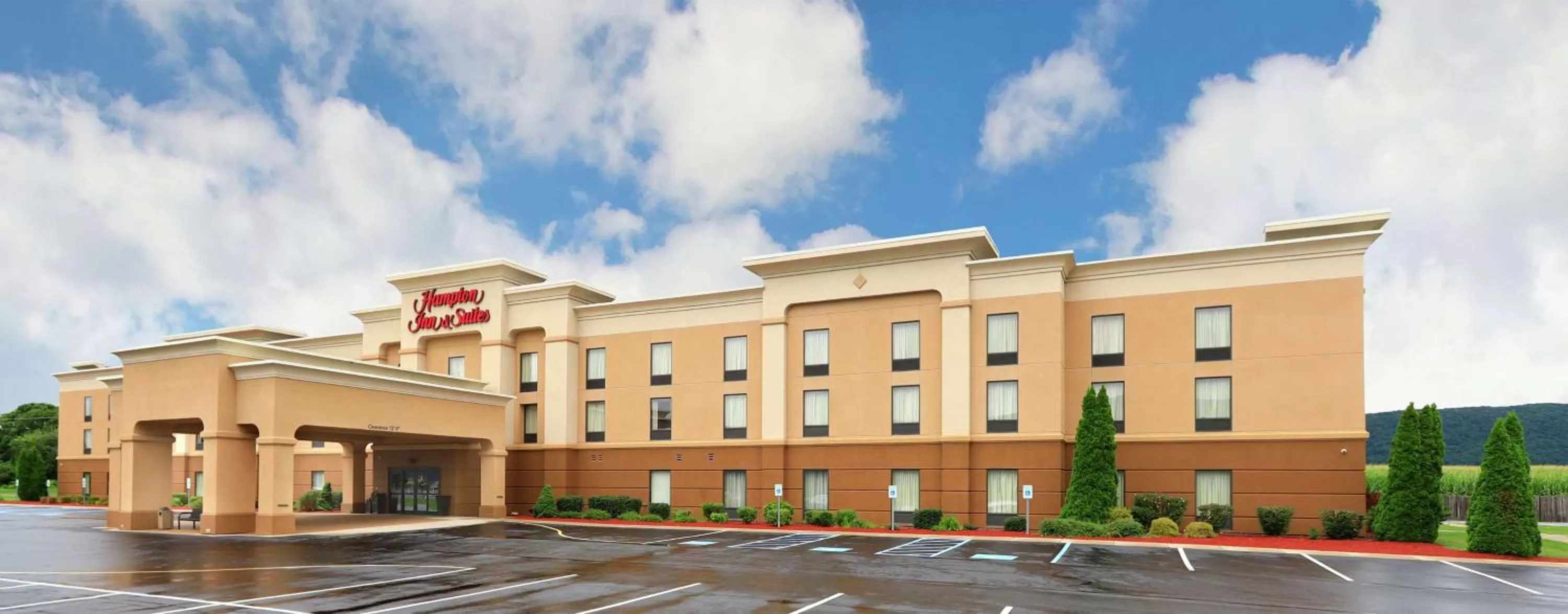 Property building in Hampton Inn and Suites of Lamar