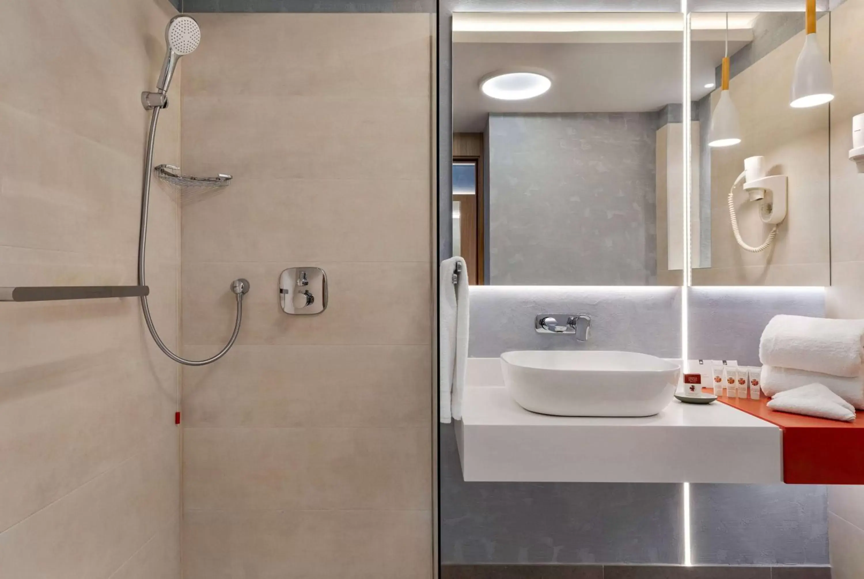 TV and multimedia, Bathroom in Ramada by Wyndham Slatina Parc