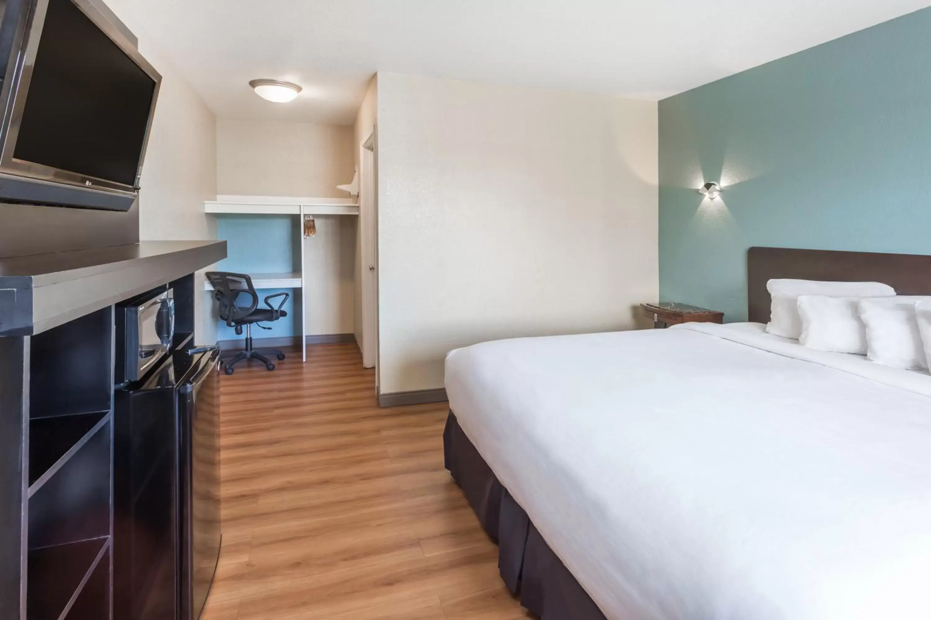 Bed in Econo Lodge Bed in Econo Lodge