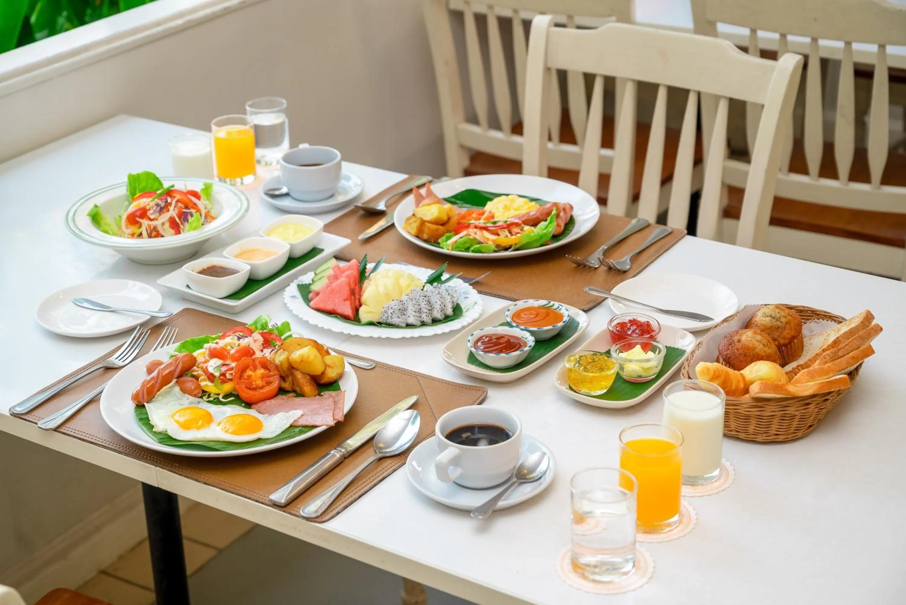 Food and drinks in Comsaed River Kwai Resort