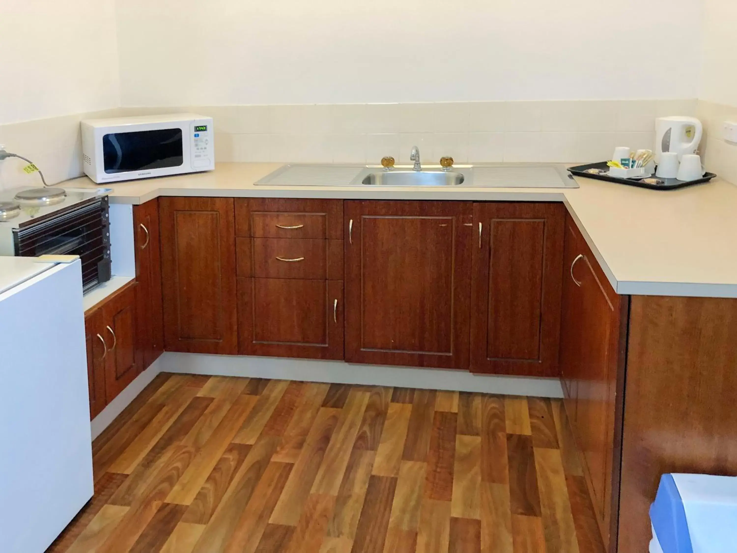 Coffee/tea facilities, Kitchen/Kitchenette in Leeton Heritage Motor Inn