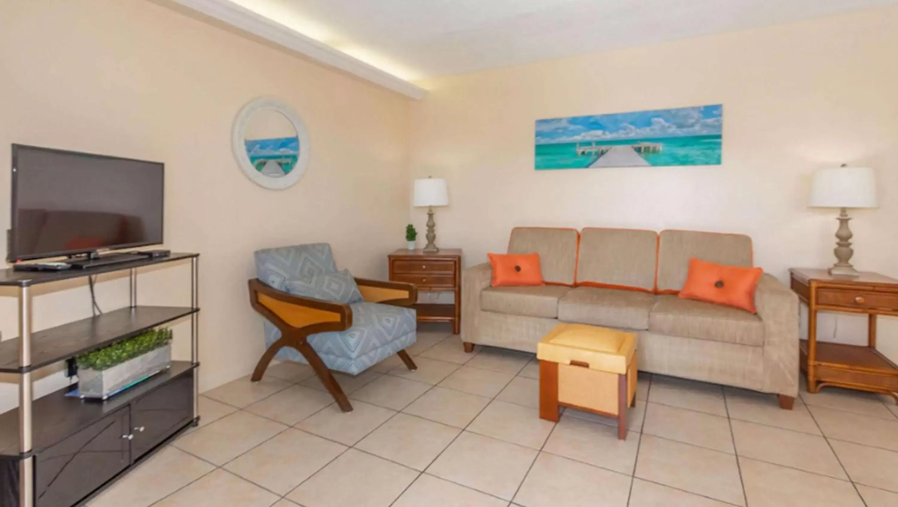 Photo of the whole room, Seating Area in Belleair Beach Resort Motel