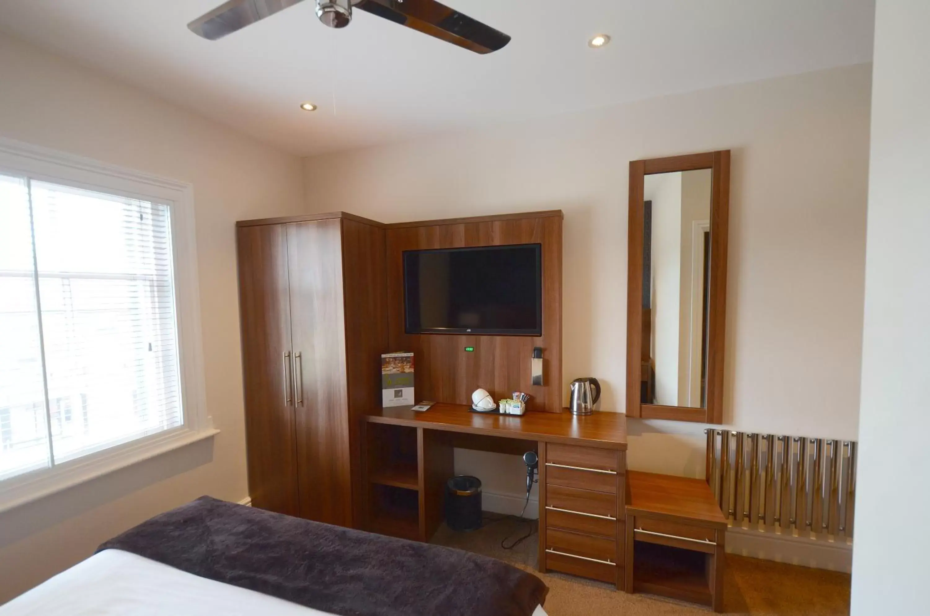 Bedroom, TV/Entertainment Center in The Harboro Hotel