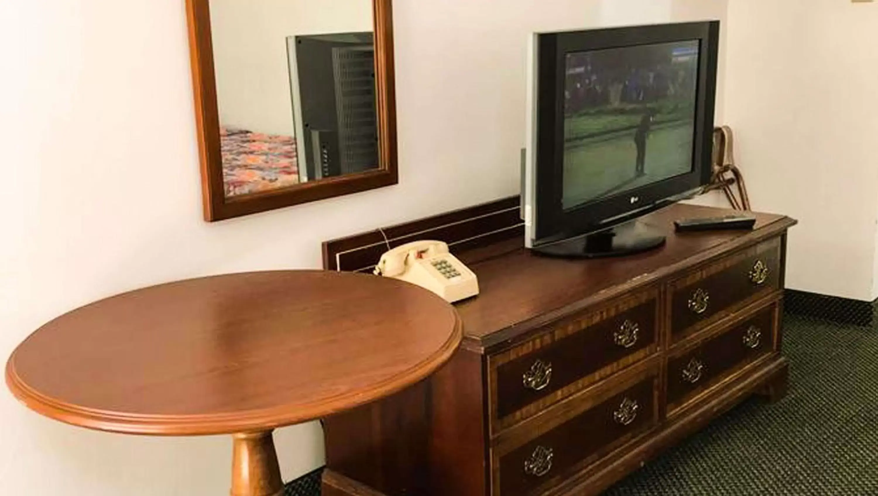 Photo of the whole room, TV/Entertainment Center in Relax Inn Altoona