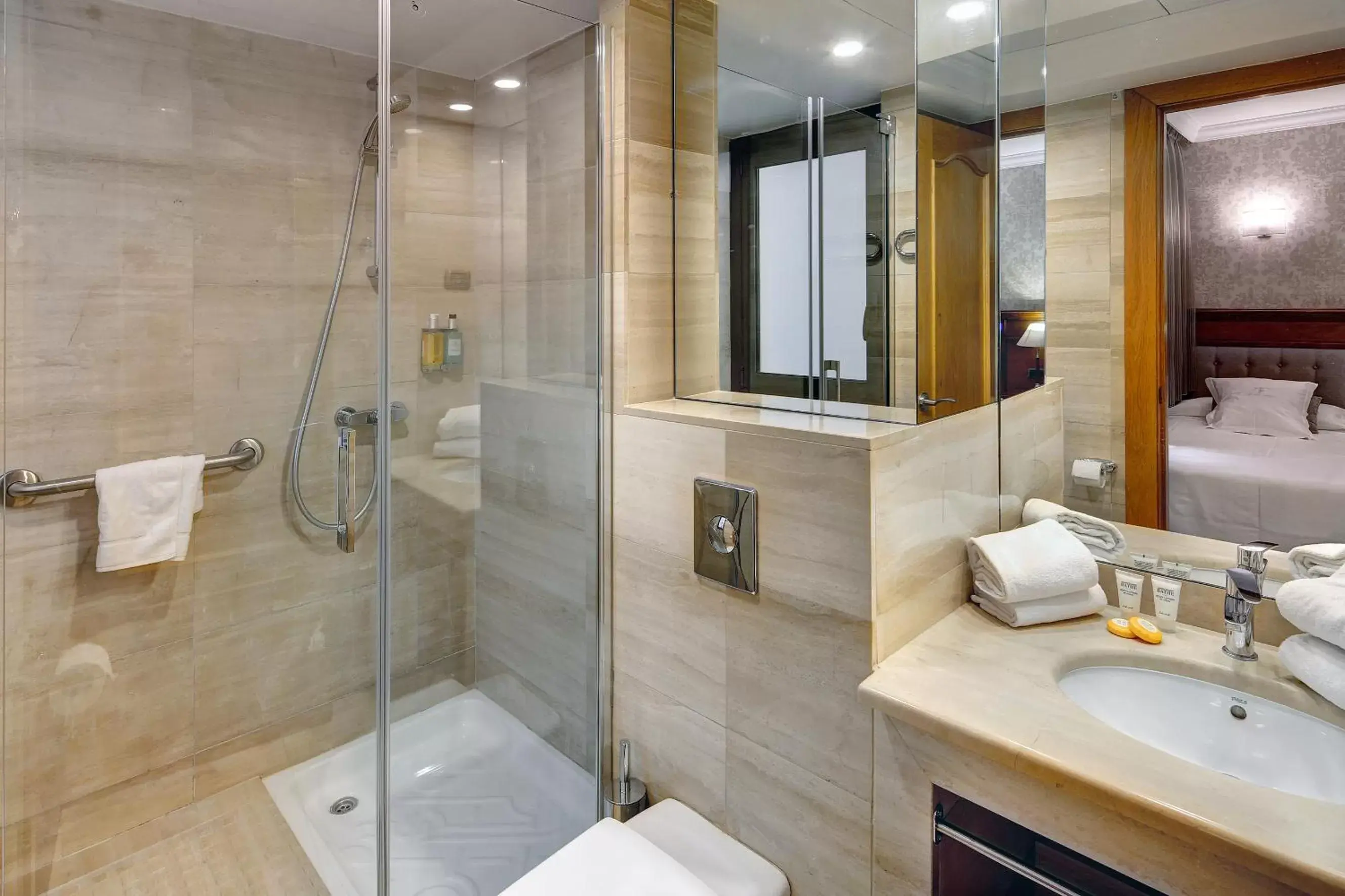 Shower, Bathroom in Apartaments-Hotel Hispanos 7 Suiza