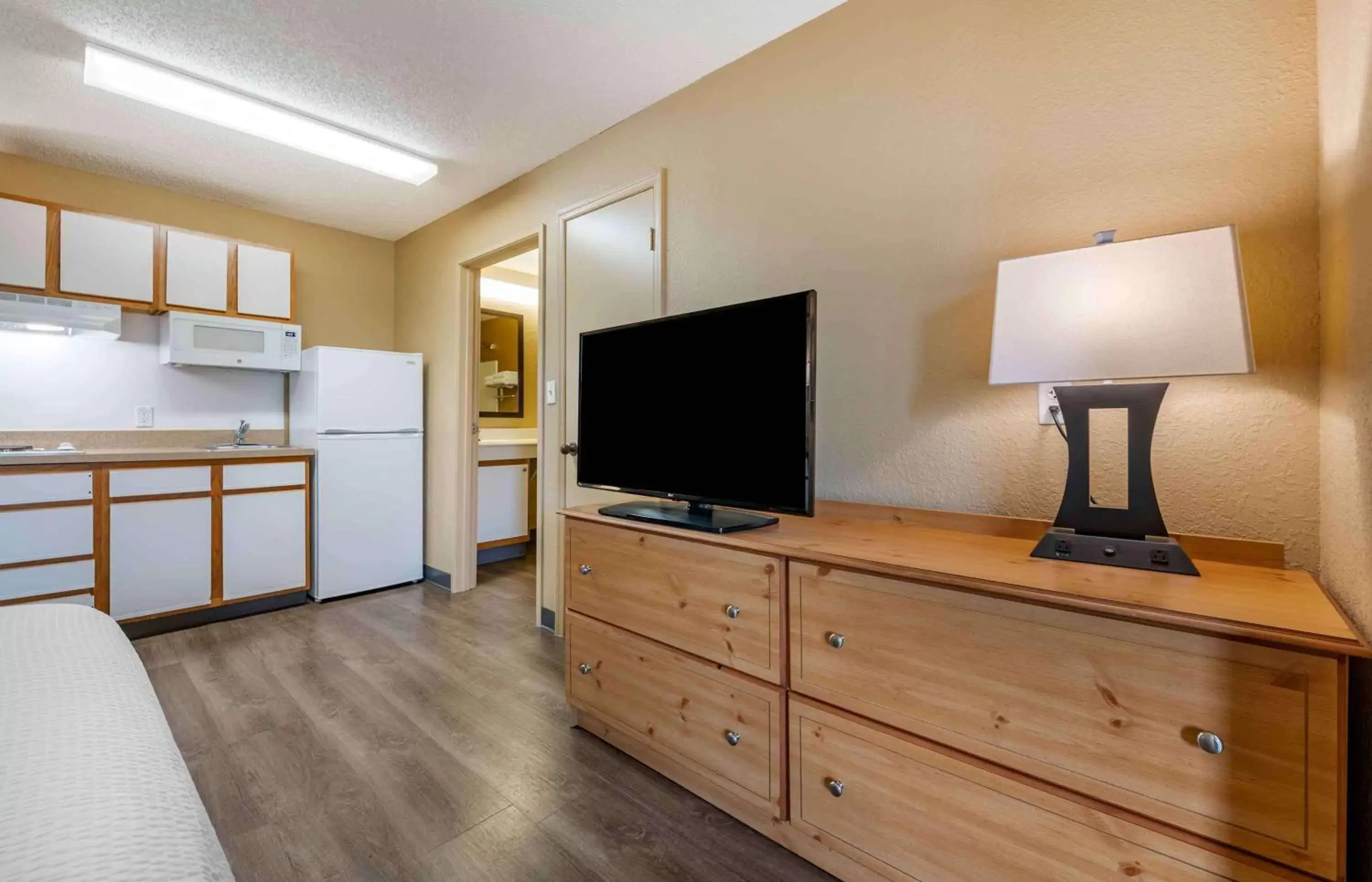 Bedroom, TV/Entertainment Center in Extended Stay America Suites - Jacksonville - Southside - St Johns Towne Ctr