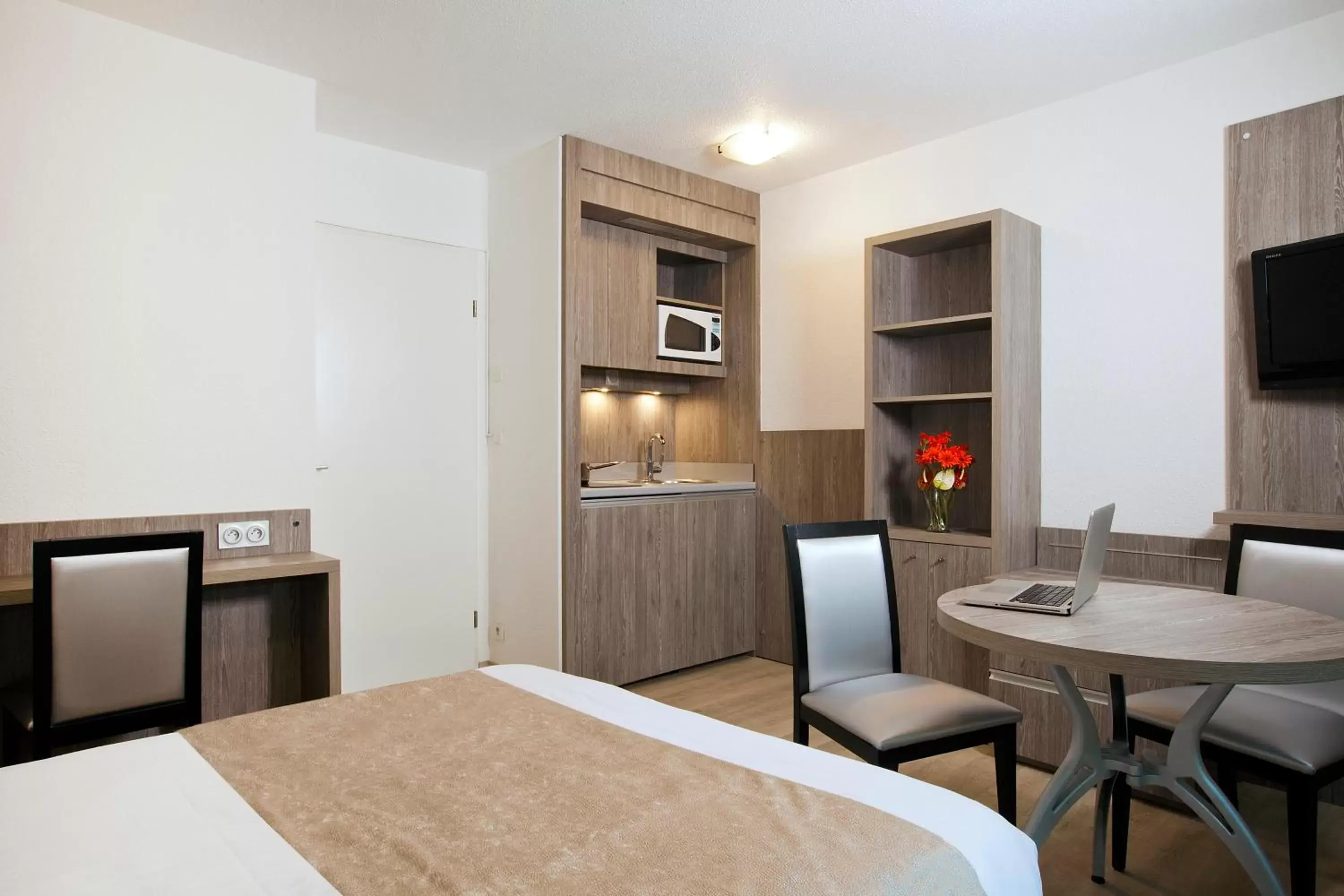 Dining area, Bed in Séjours & Affaires Reims Clairmarais Dining area, Bed in Séjours & Affaires Reims Clairmarais