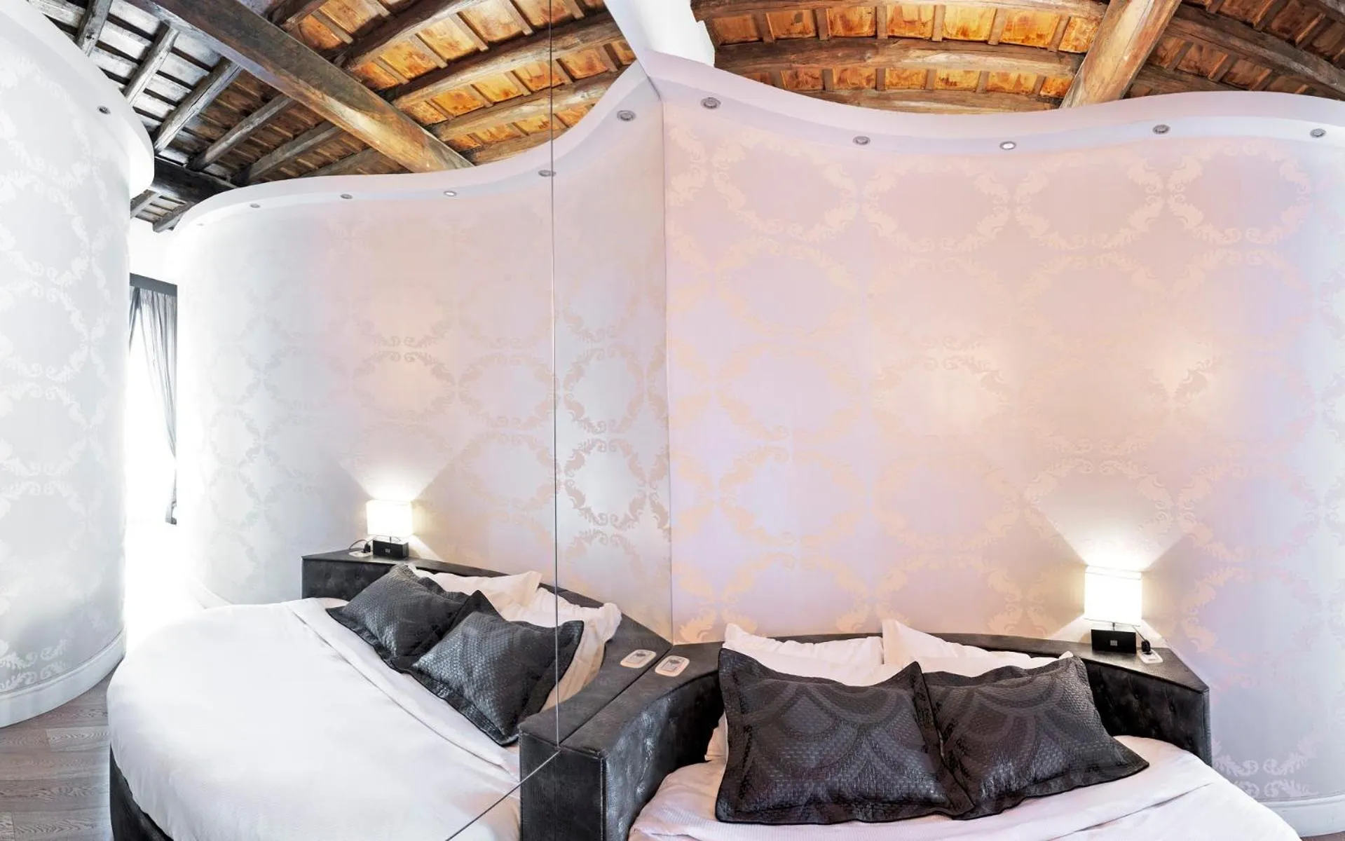 Bedroom, Seating Area in Spagna Royal Suite