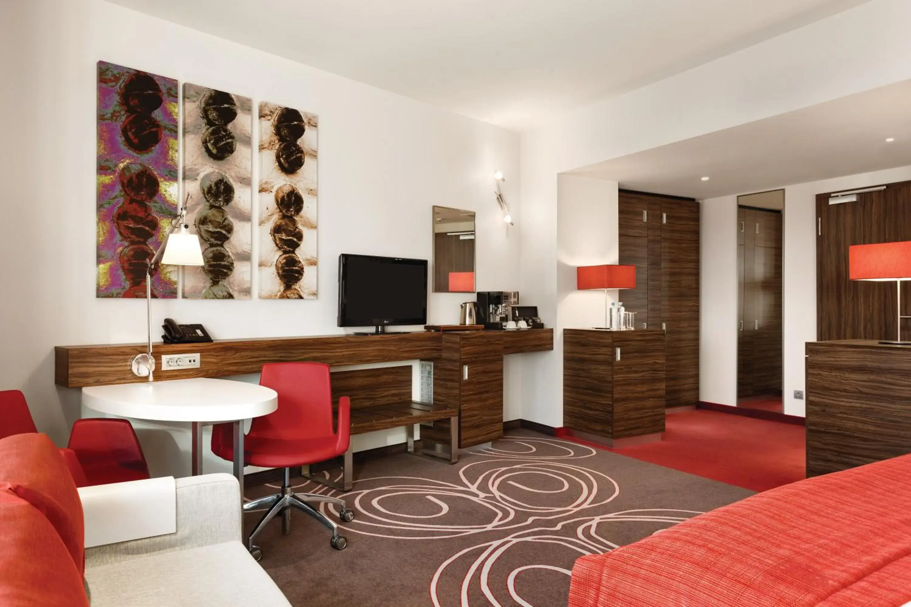 TV and multimedia, Lounge/Bar in Hotel Ramada Pitesti
