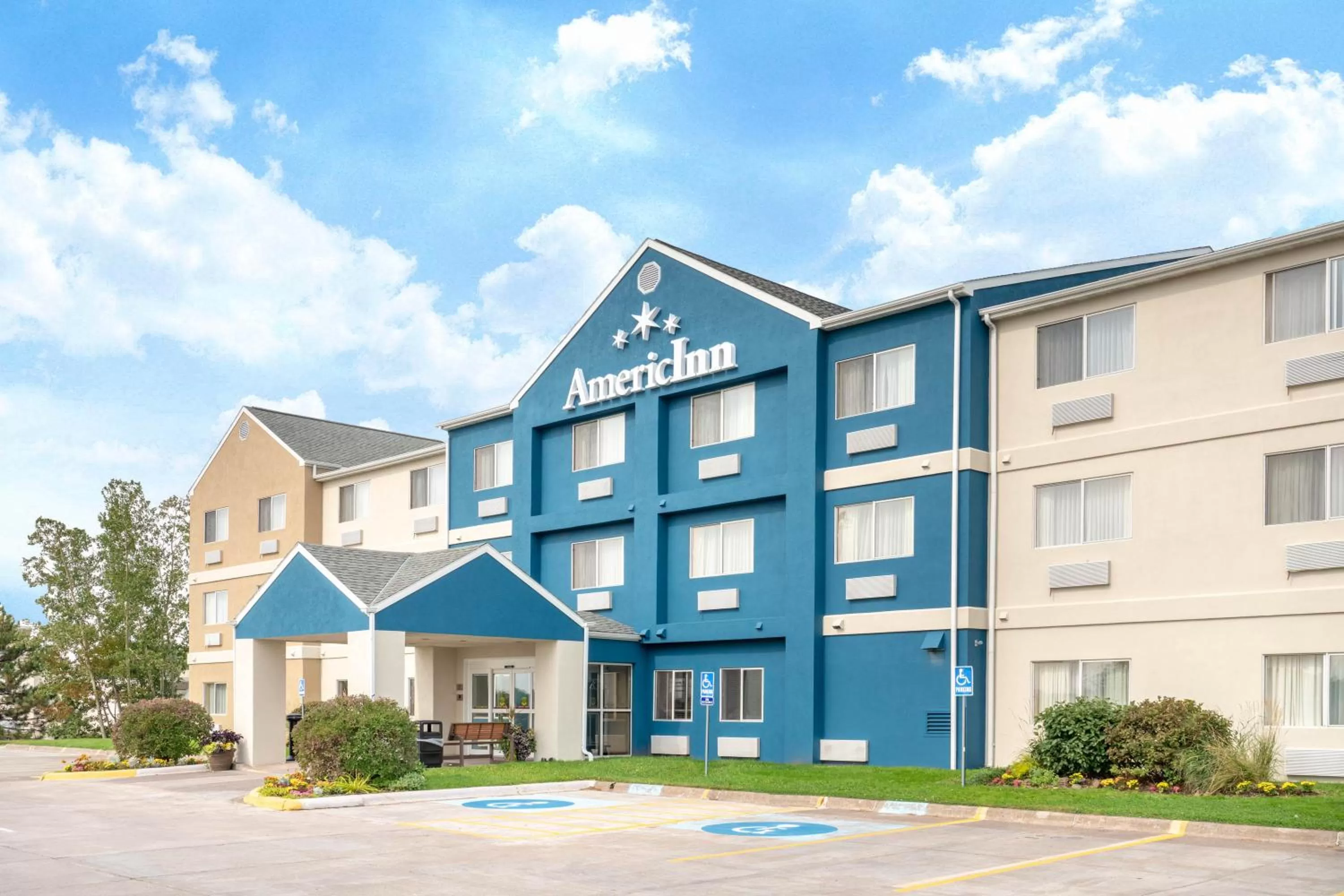 Facade/entrance in AmericInn by Wyndham Duluth