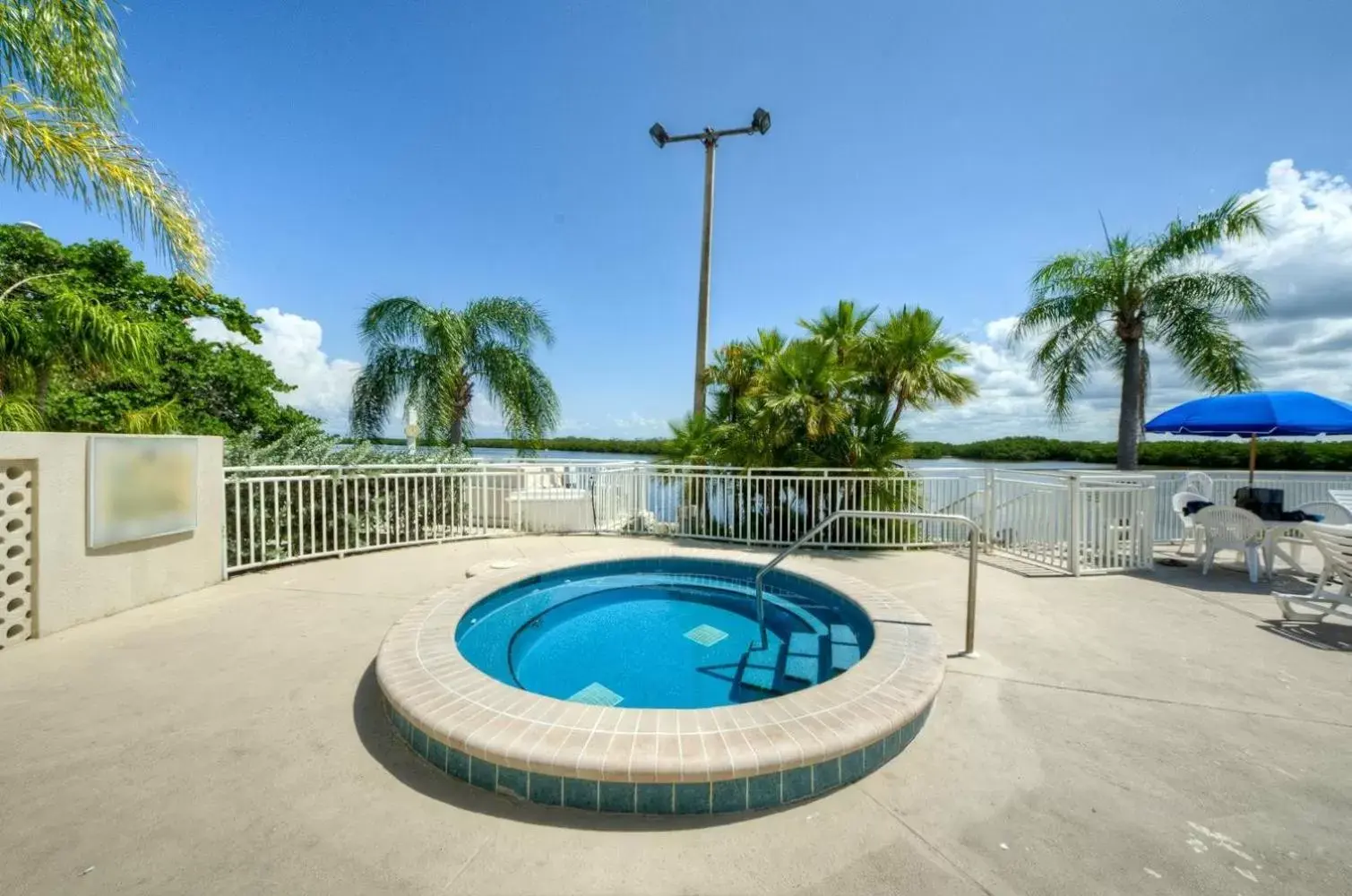 Hot Tub, Swimming Pool in DOLPHINS, BEACH step away, WIFI, FREE PARKING,POOLS, JACUZZI