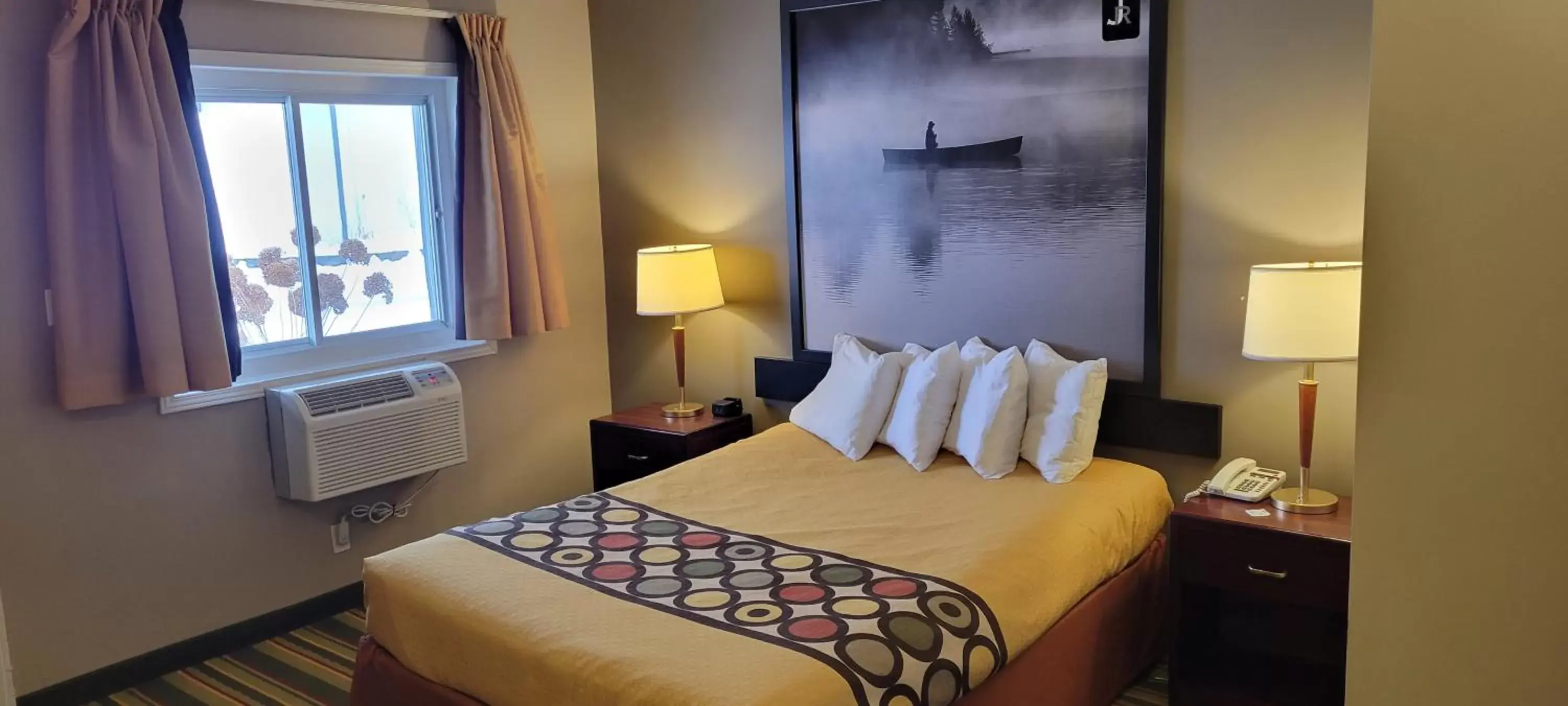 Photo of the whole room, Bed in Jolly Roger Inn & Resort