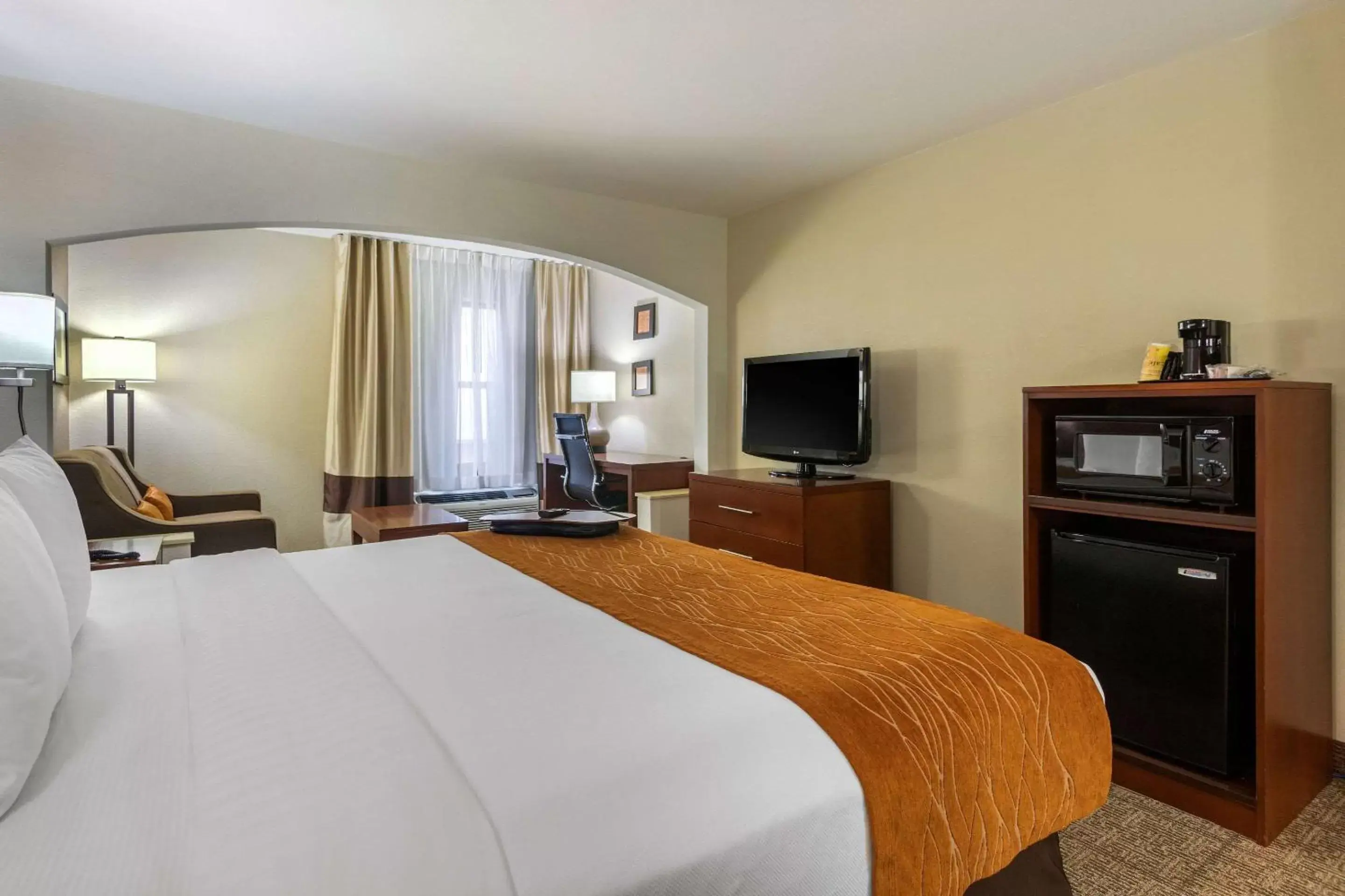 Photo of the whole room, TV/Entertainment Center in Comfort Inn & Suites Springfield I-44