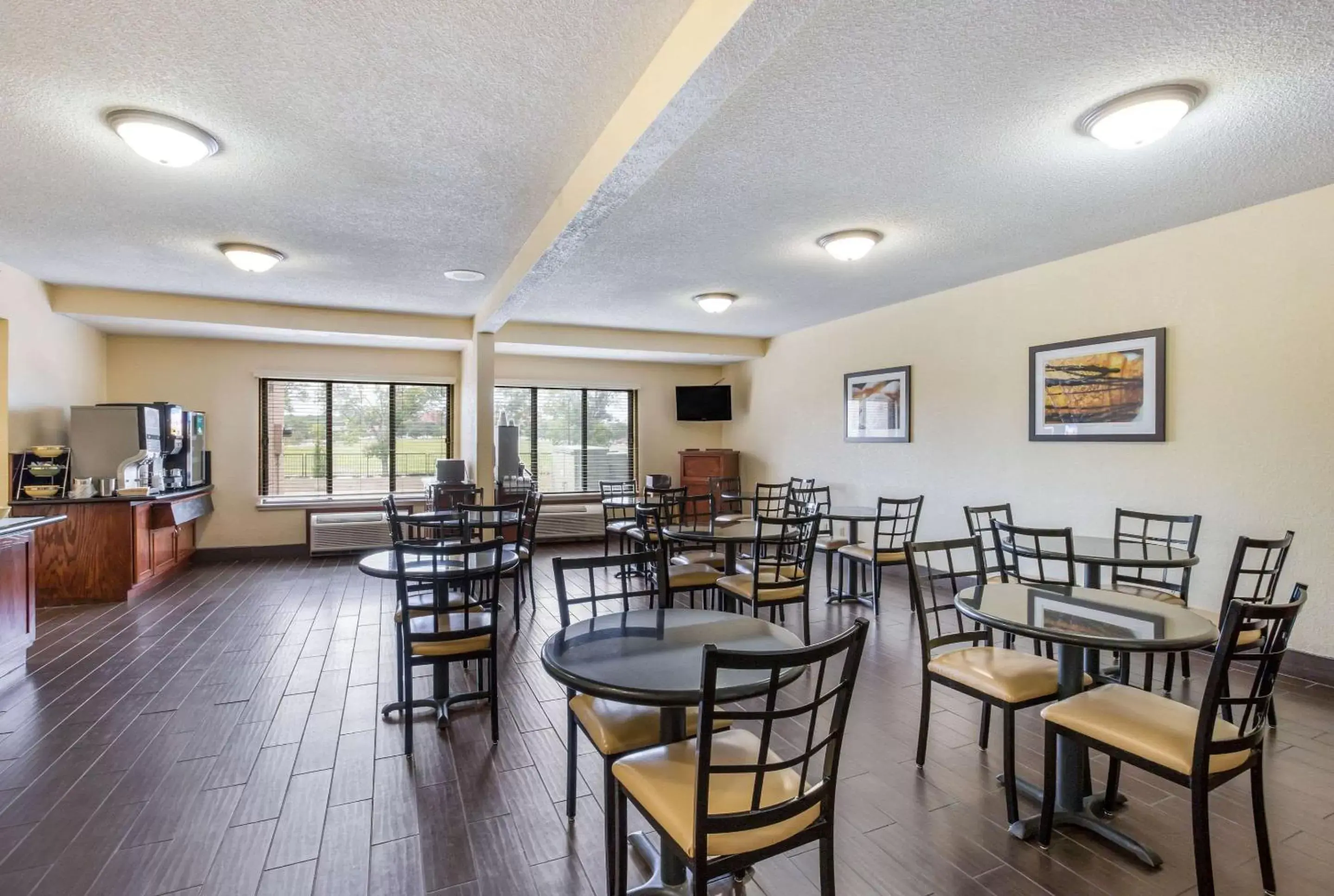 Restaurant/Places to Eat in Quality Inn & Suites Lawrence - University Area