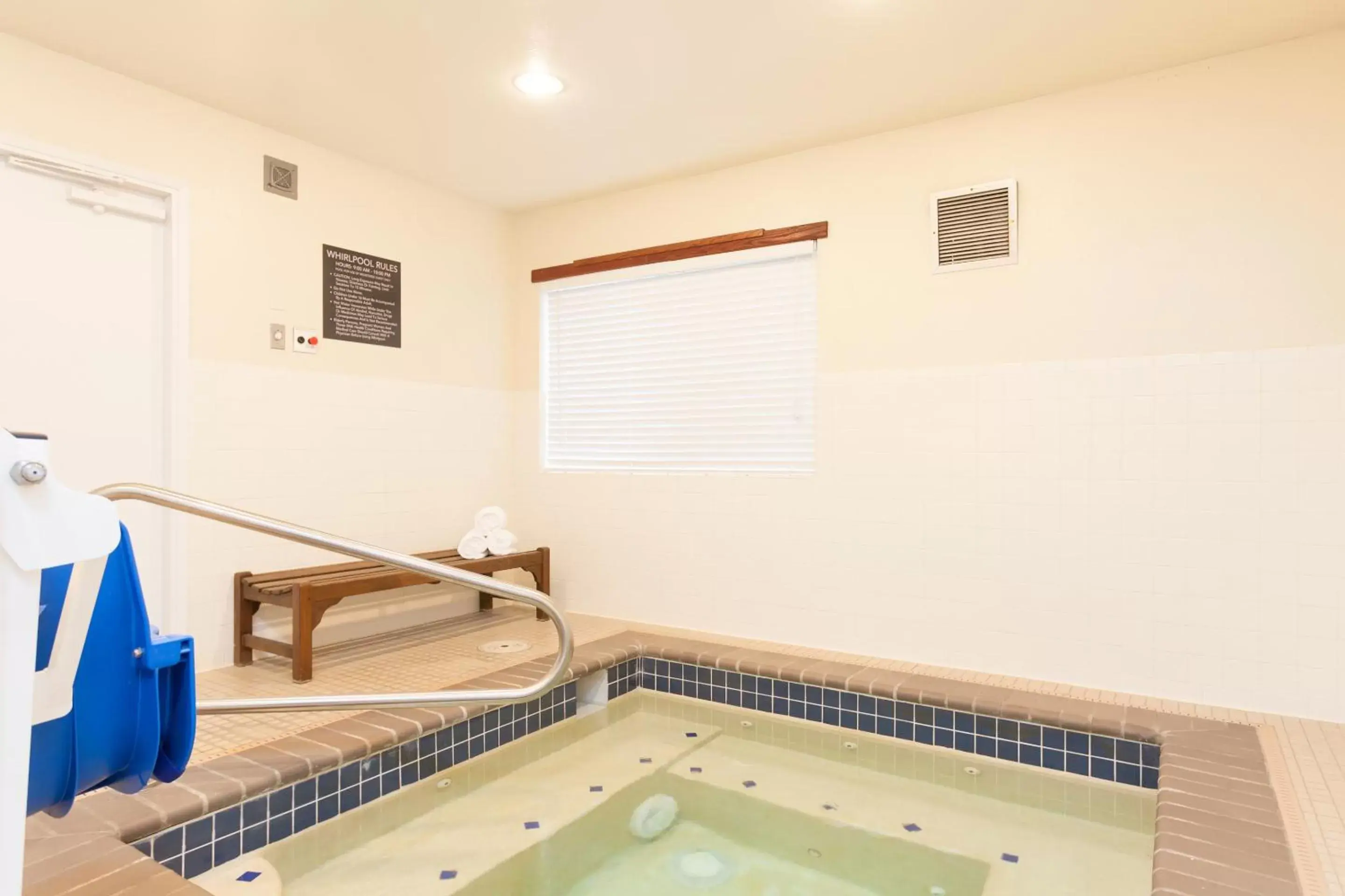 Hot Tub, Bathroom in Red Lion Inn & Suites Auburn/Seattle