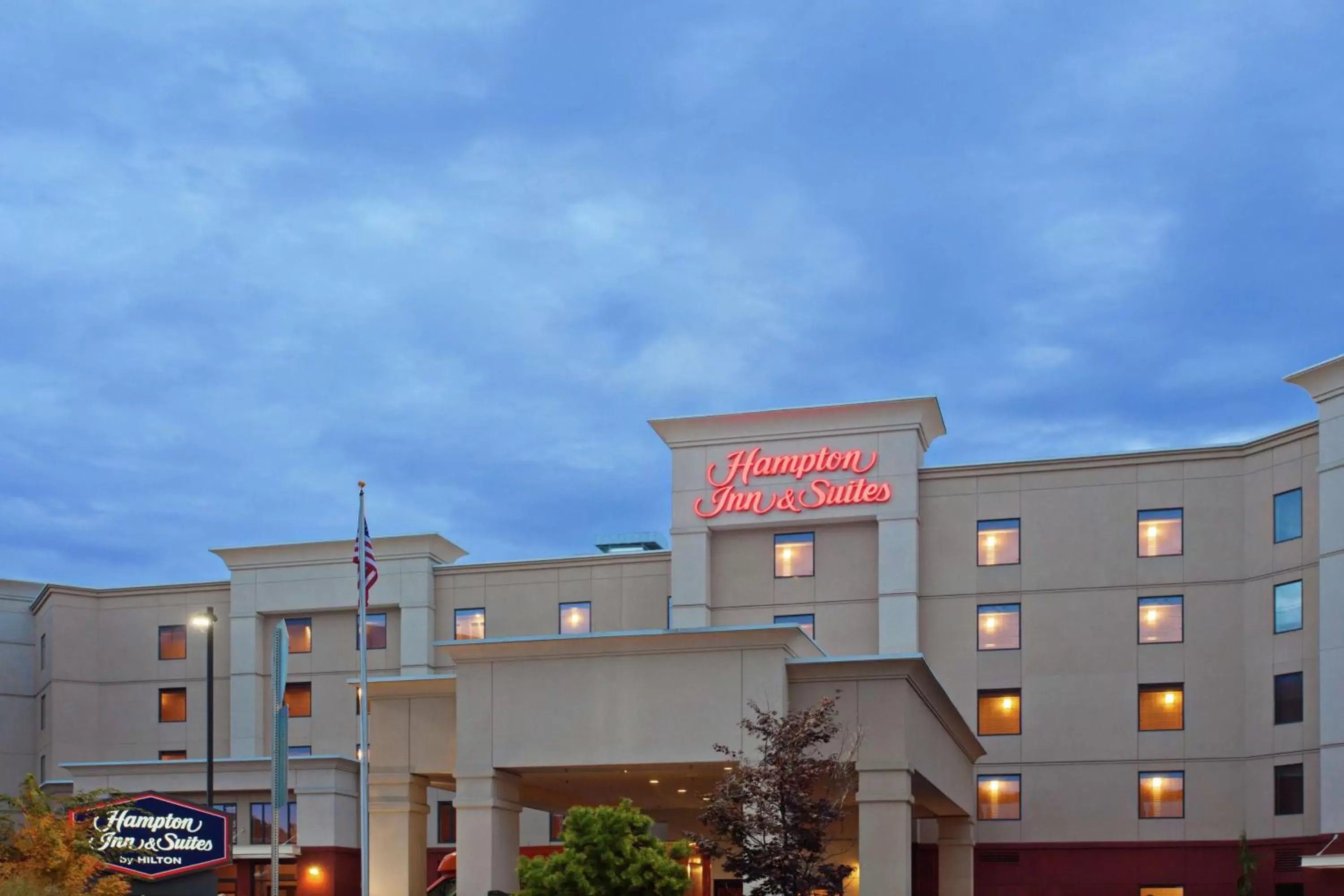 Property Building in Hampton Inn and Suites Seattle - Airport / 28th Avenue