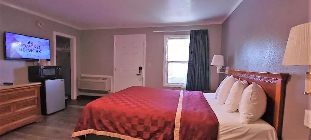 Photo of the whole room, Bed in Rodeway Inn Chico University Area