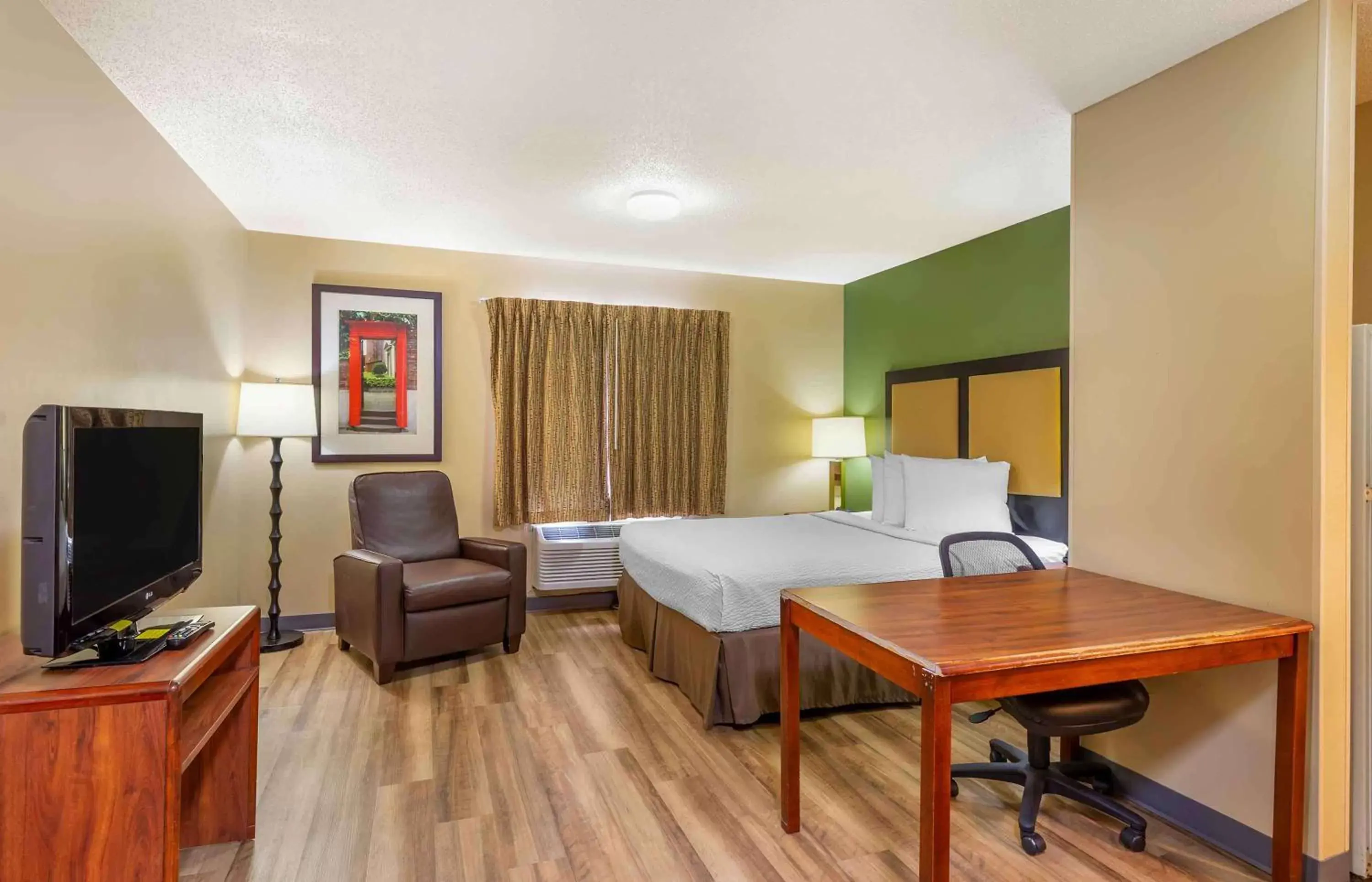 Bedroom, TV/Entertainment Center in Extended Stay America Select Suites - Richmond - Innsbrook