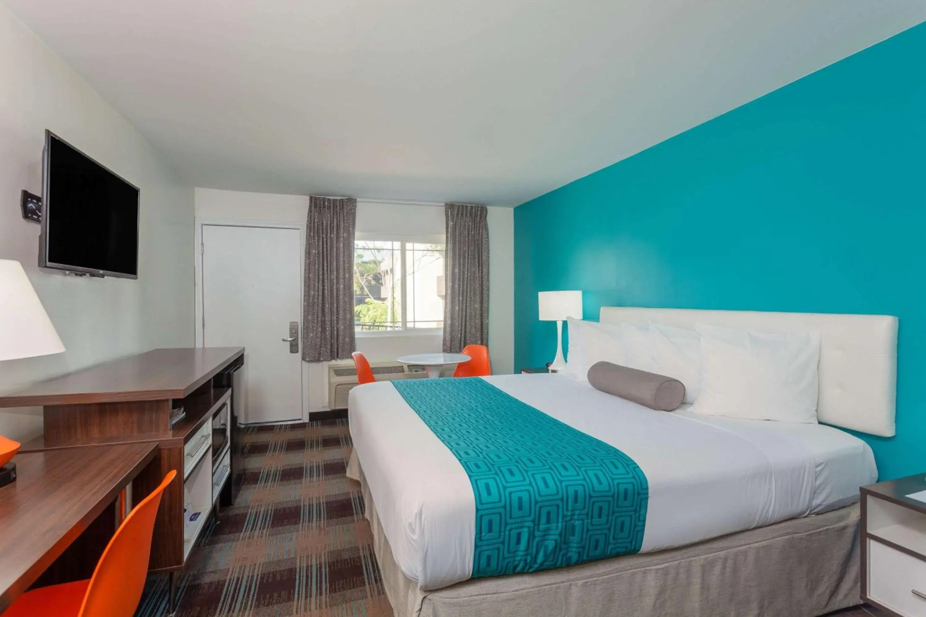 Photo of the whole room, Bed in Howard Johnson by Wyndham San Diego Hotel Circle