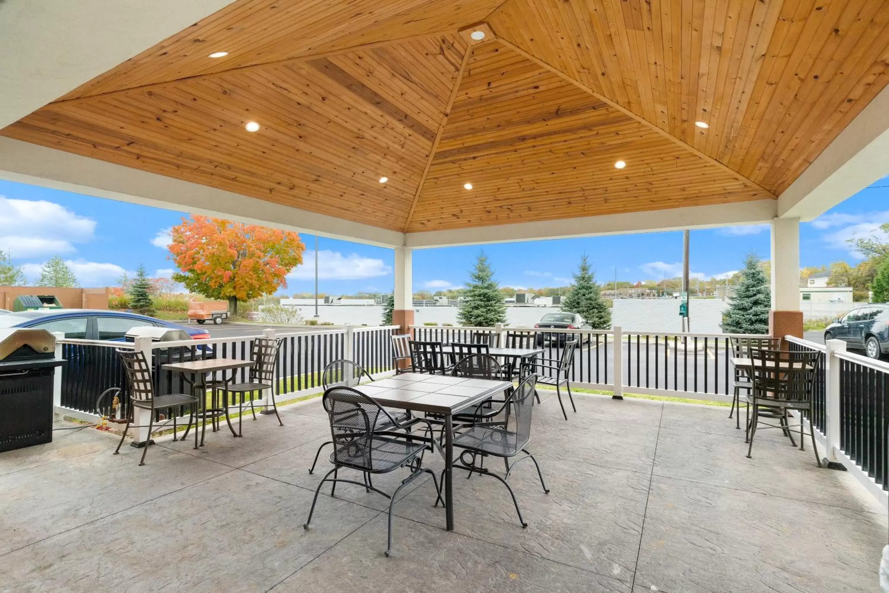 Patio, Restaurant/Places to Eat in Candlewood Suites Erie, an IHG Hotel