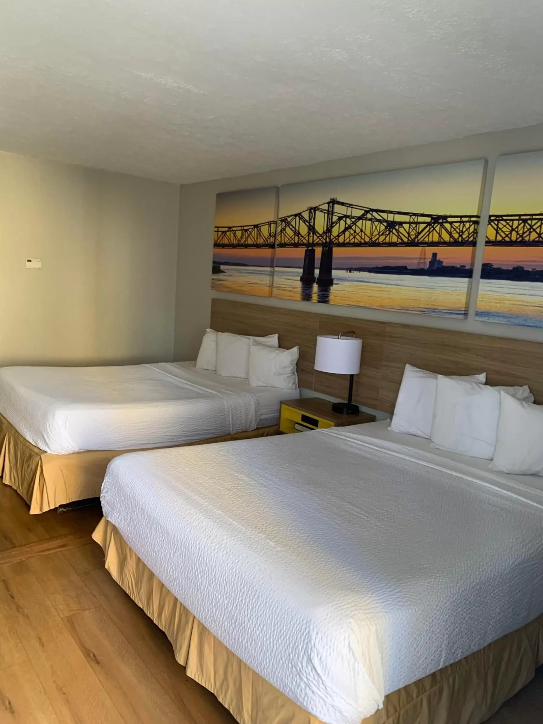 Bed in Days Inn by Wyndham Louisville Airport Fair and Expo Center