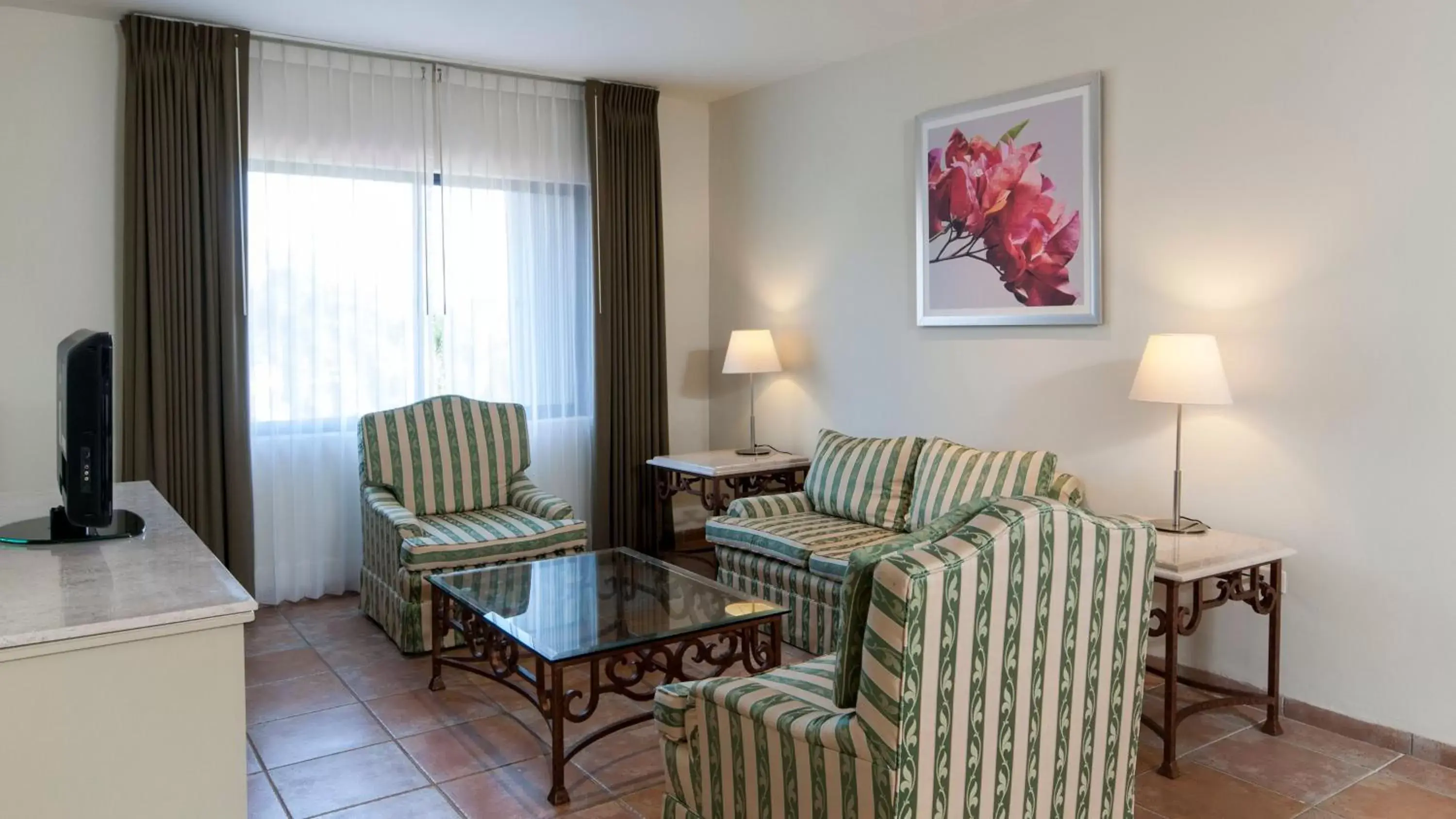 Photo of the whole room, Seating Area in Holiday Inn Ciudad Del Carmen, an IHG Hotel