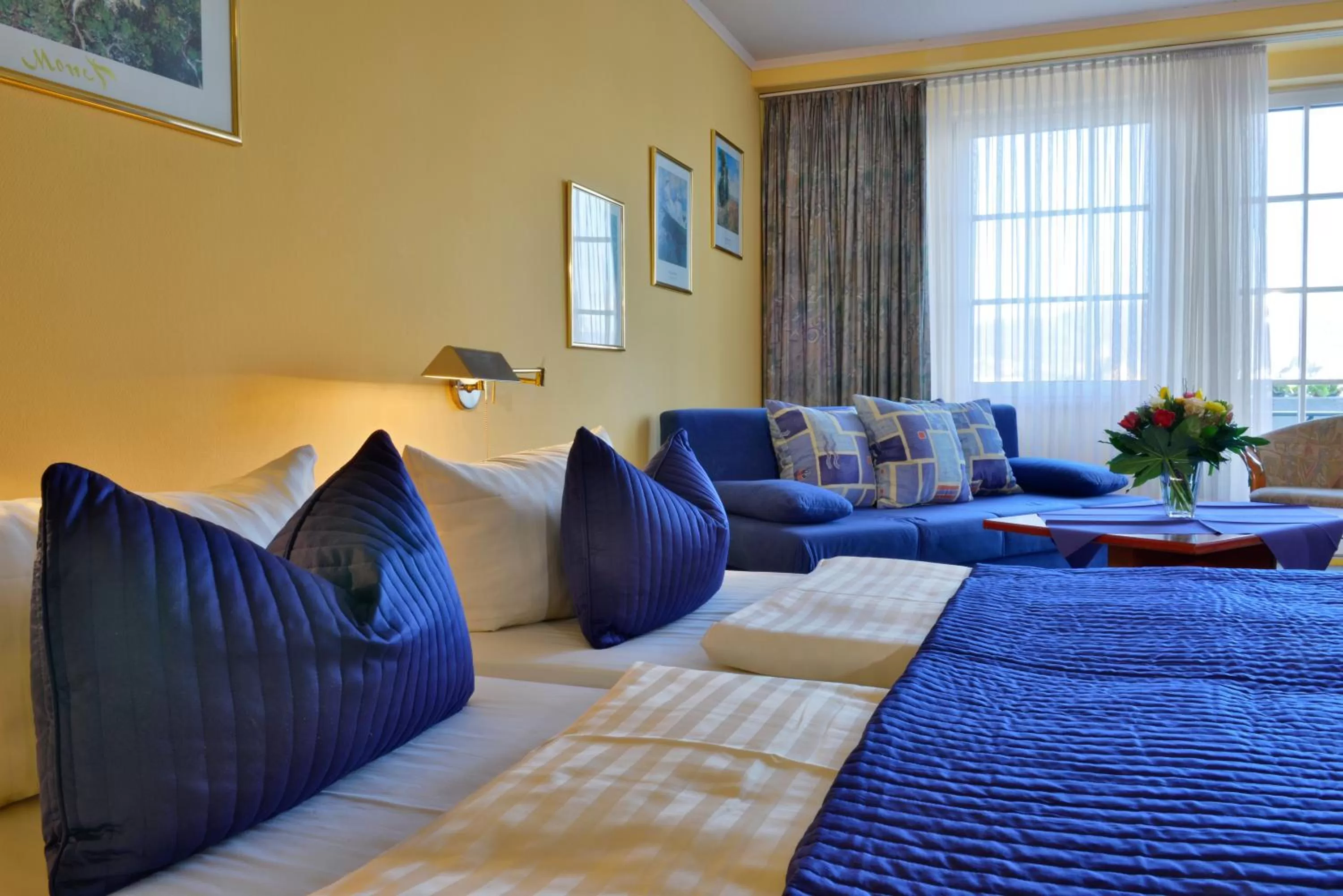 Bed in Rheinhotel Vier Jahreszeiten Bad Breisig