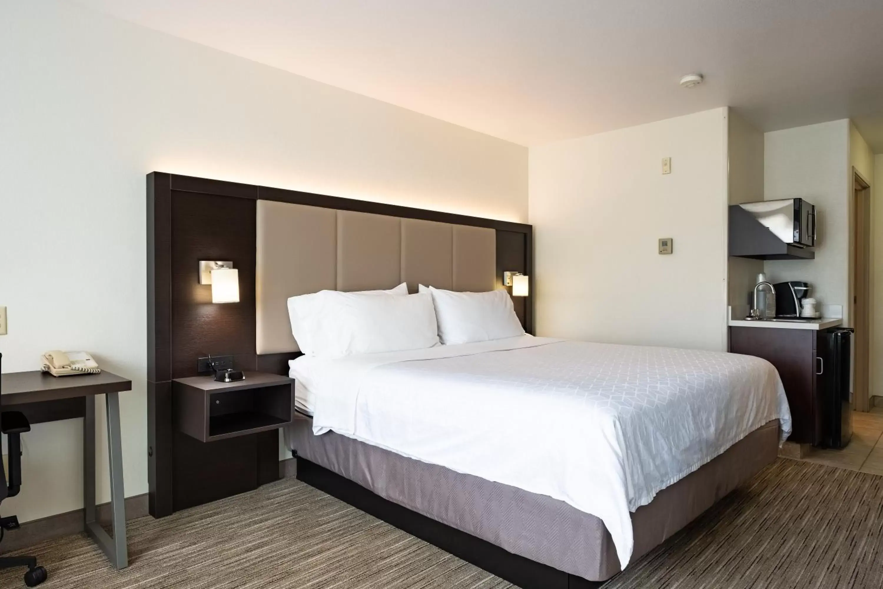 Photo of the whole room, Bed in Holiday Inn Express Hotel & Suites Evanston, an IHG Hotel