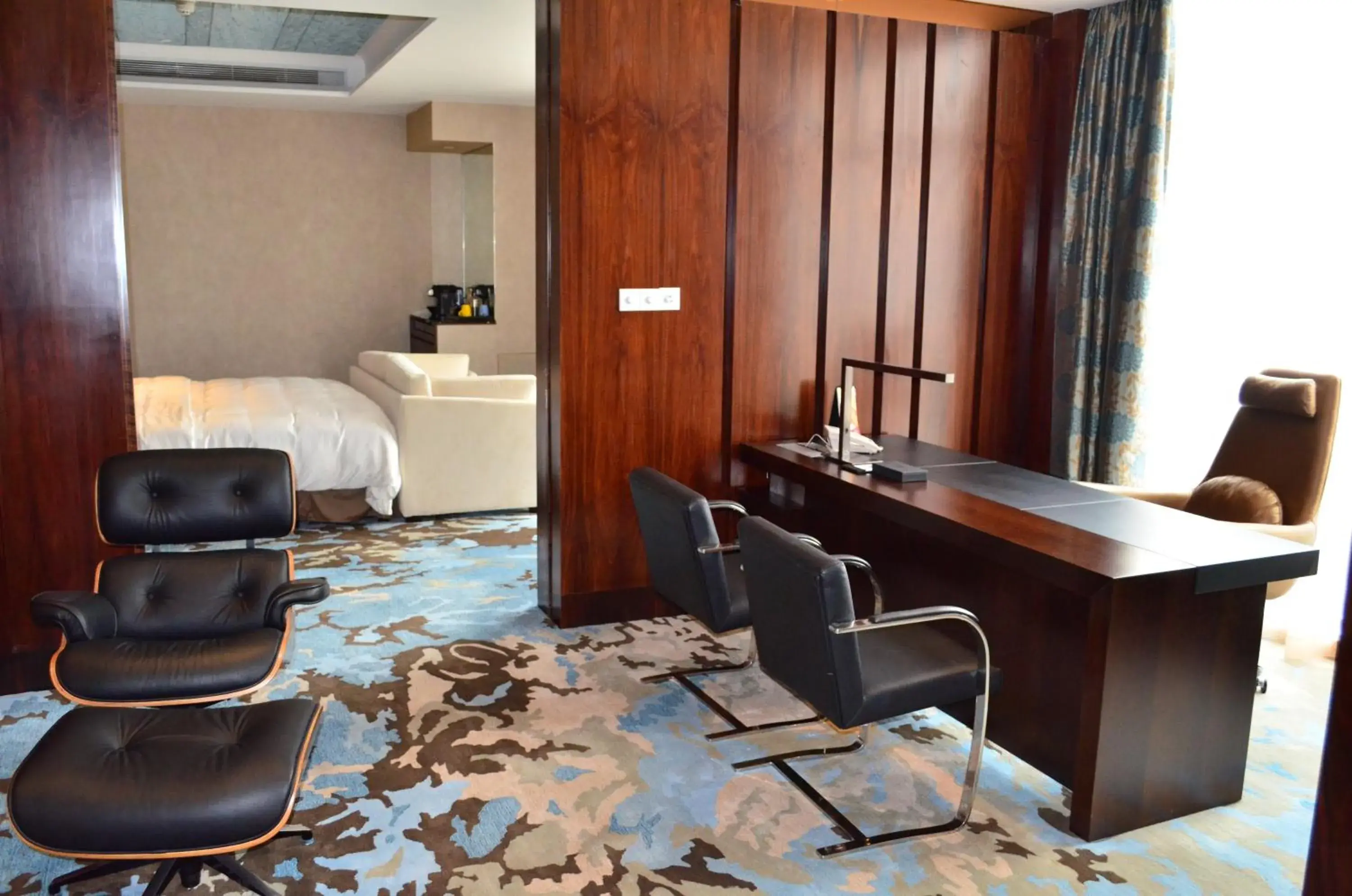 Photo of the whole room, Seating Area in Crowne Plaza Zhongshan Wing On City, an IHG Hotel