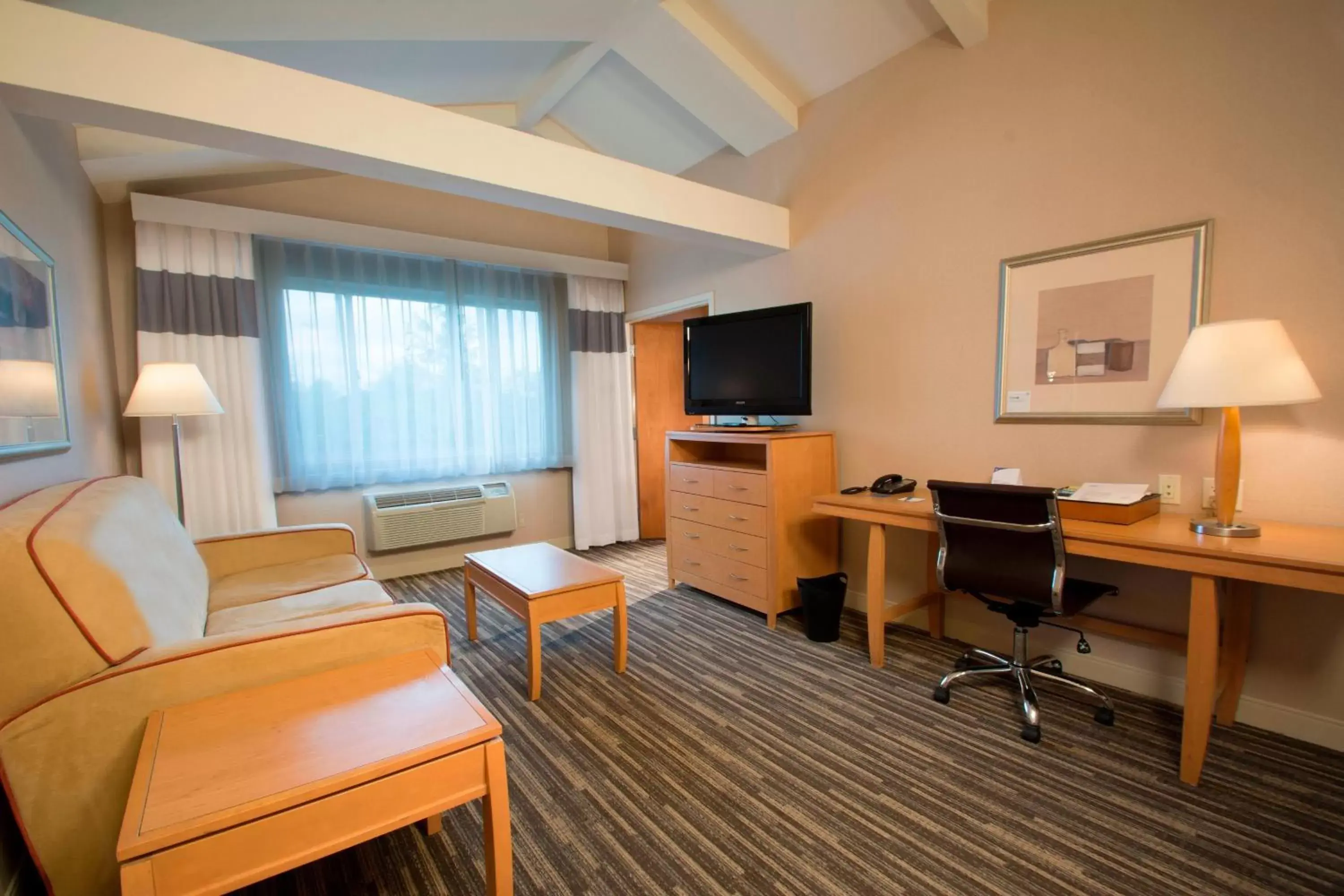 Bedroom, TV/Entertainment Center in Four Points by Sheraton Melville Long Island