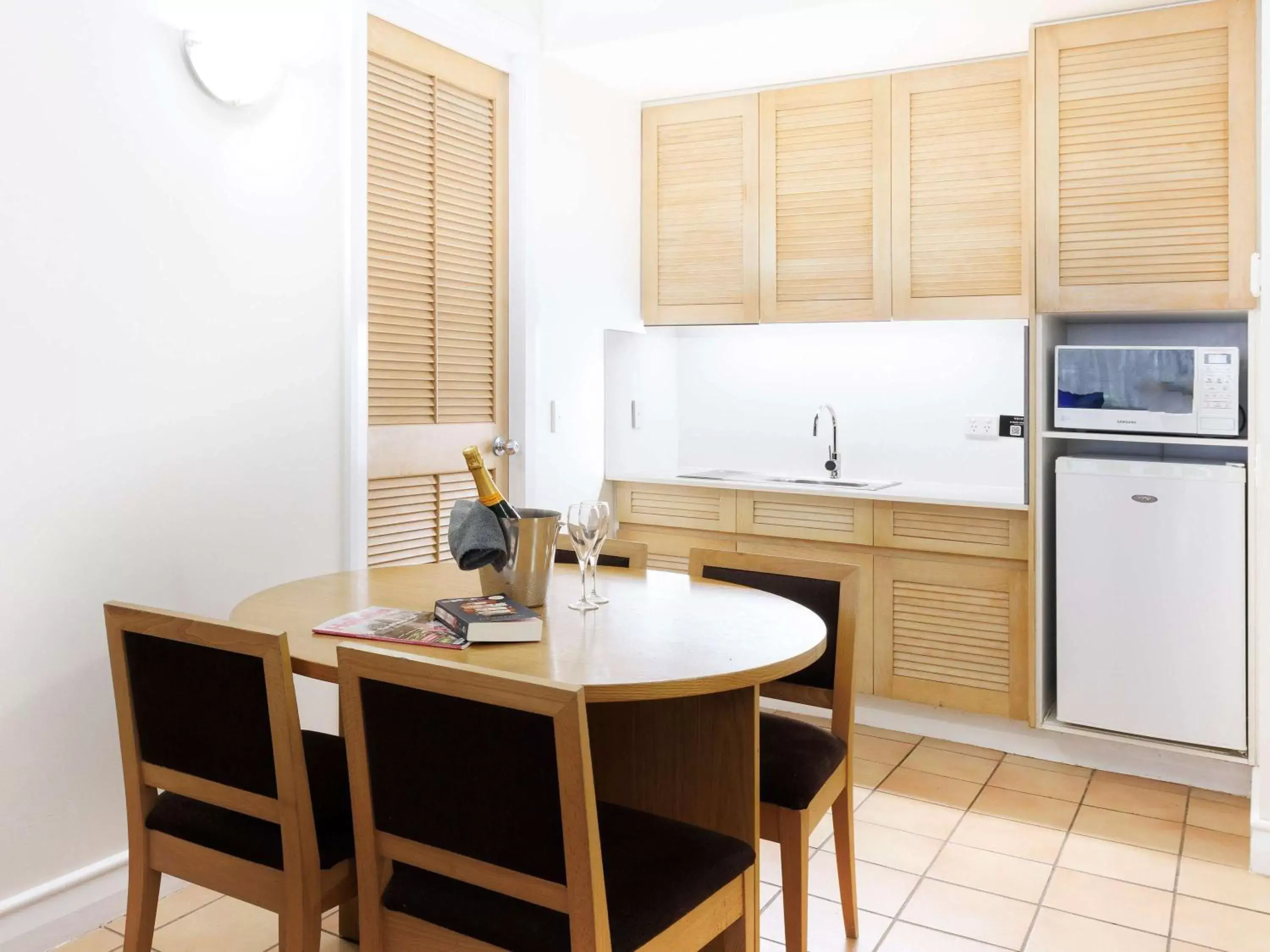 Bedroom, Kitchen/Kitchenette in Novotel Sunshine Coast Resort