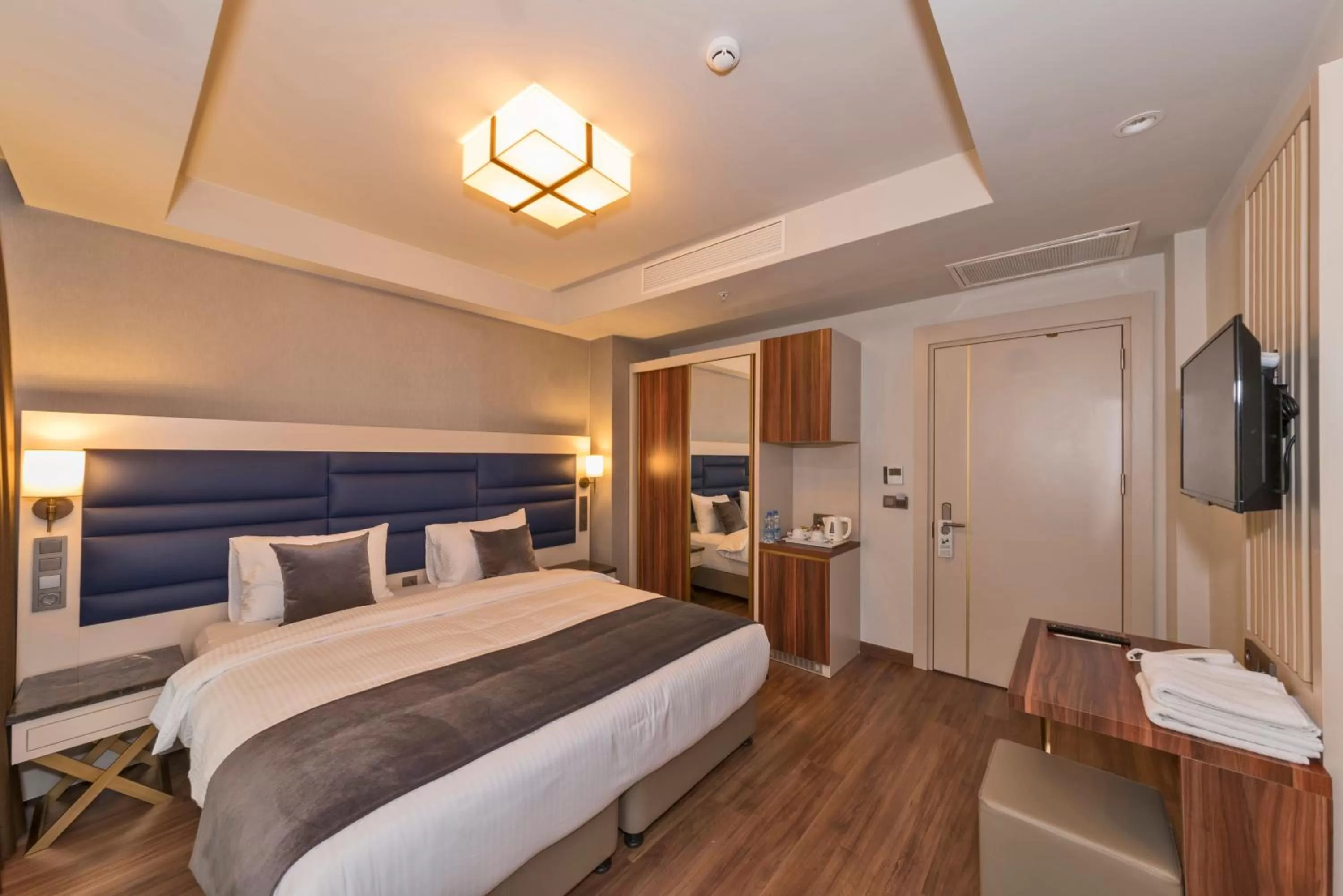 Bedroom, Bed in Golden Royal Hotel