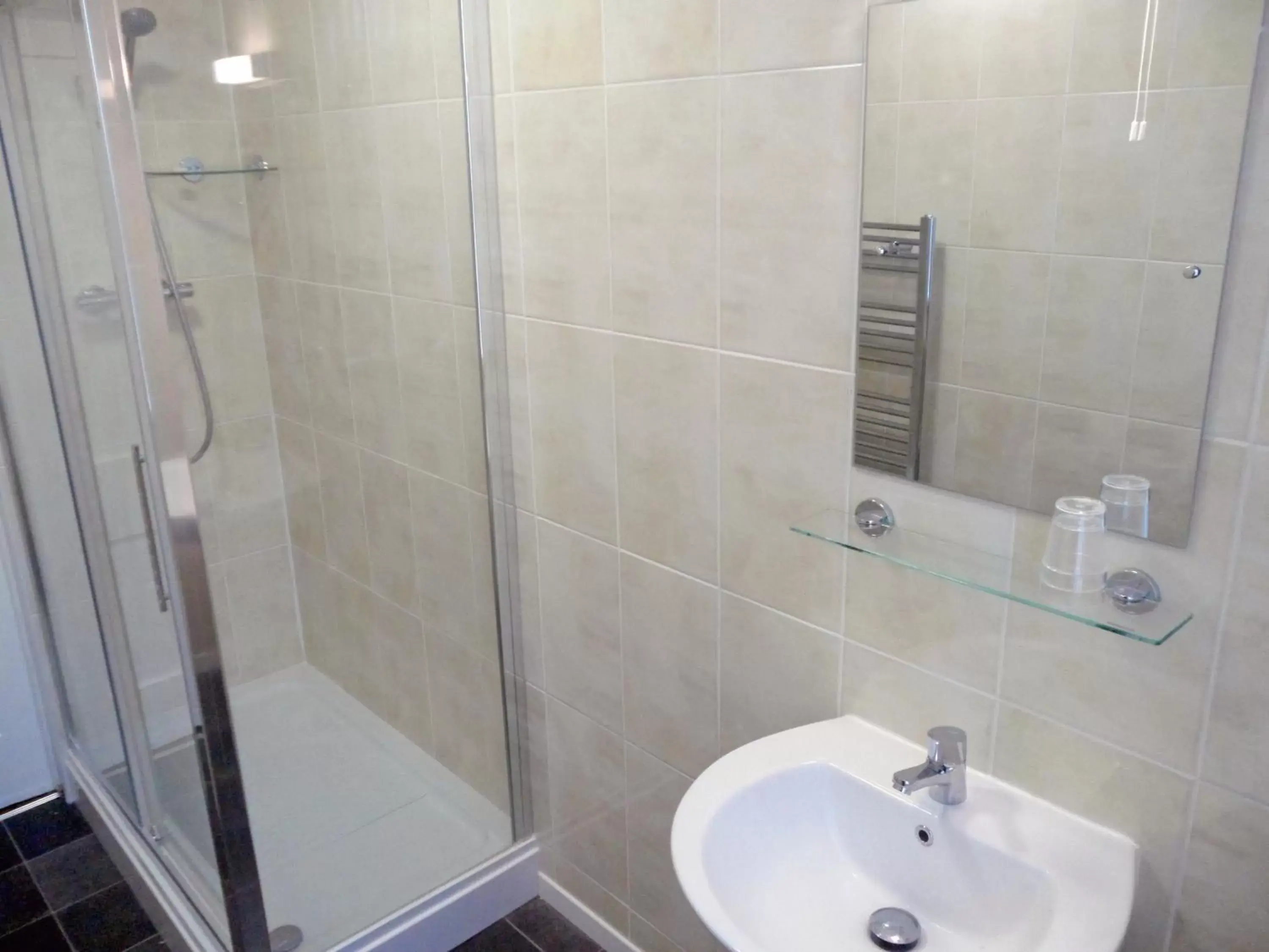 Shower, Bathroom in Medehamstede Hotel