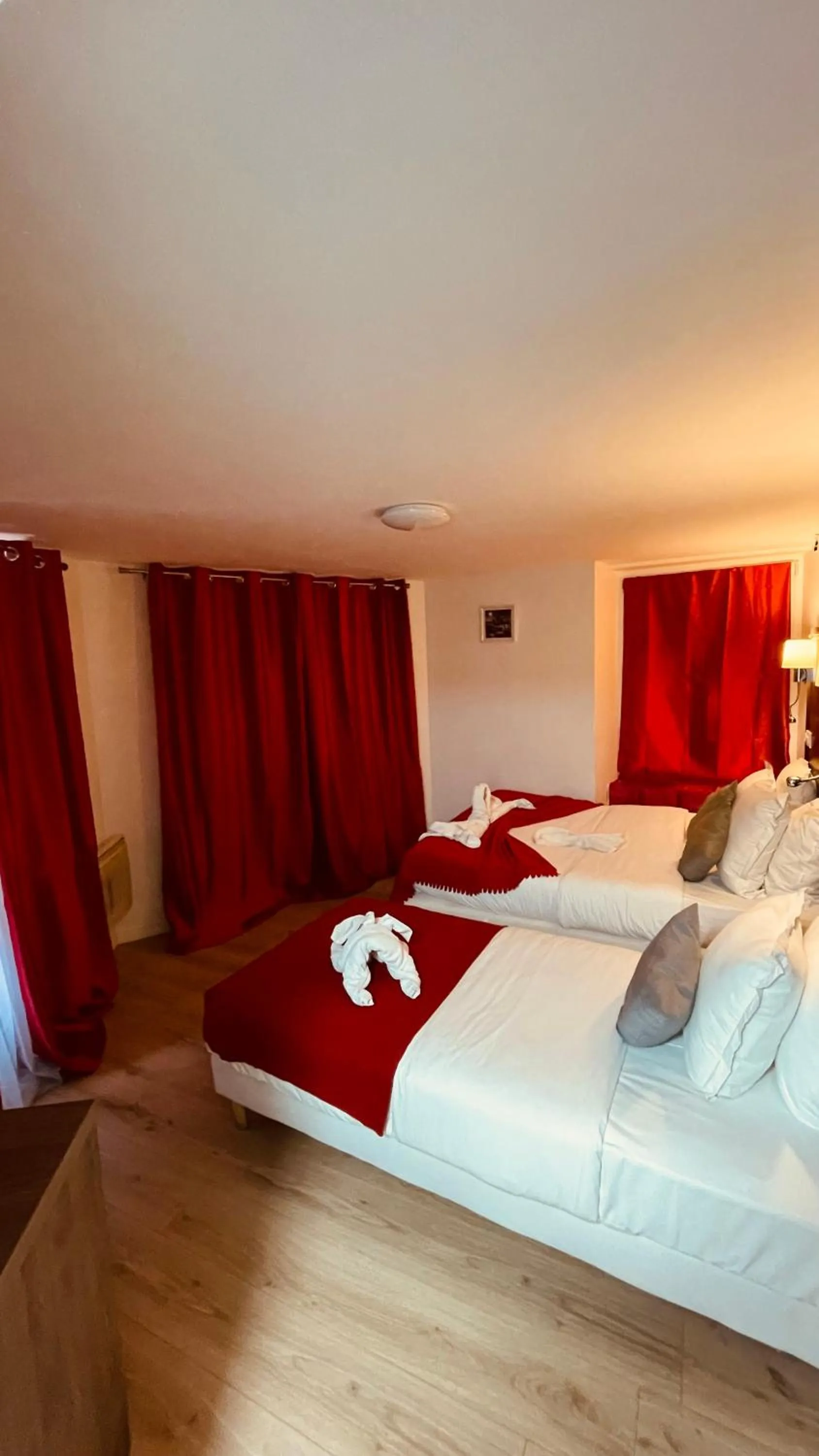 Photo of the whole room, Bed in Jeff Hotel