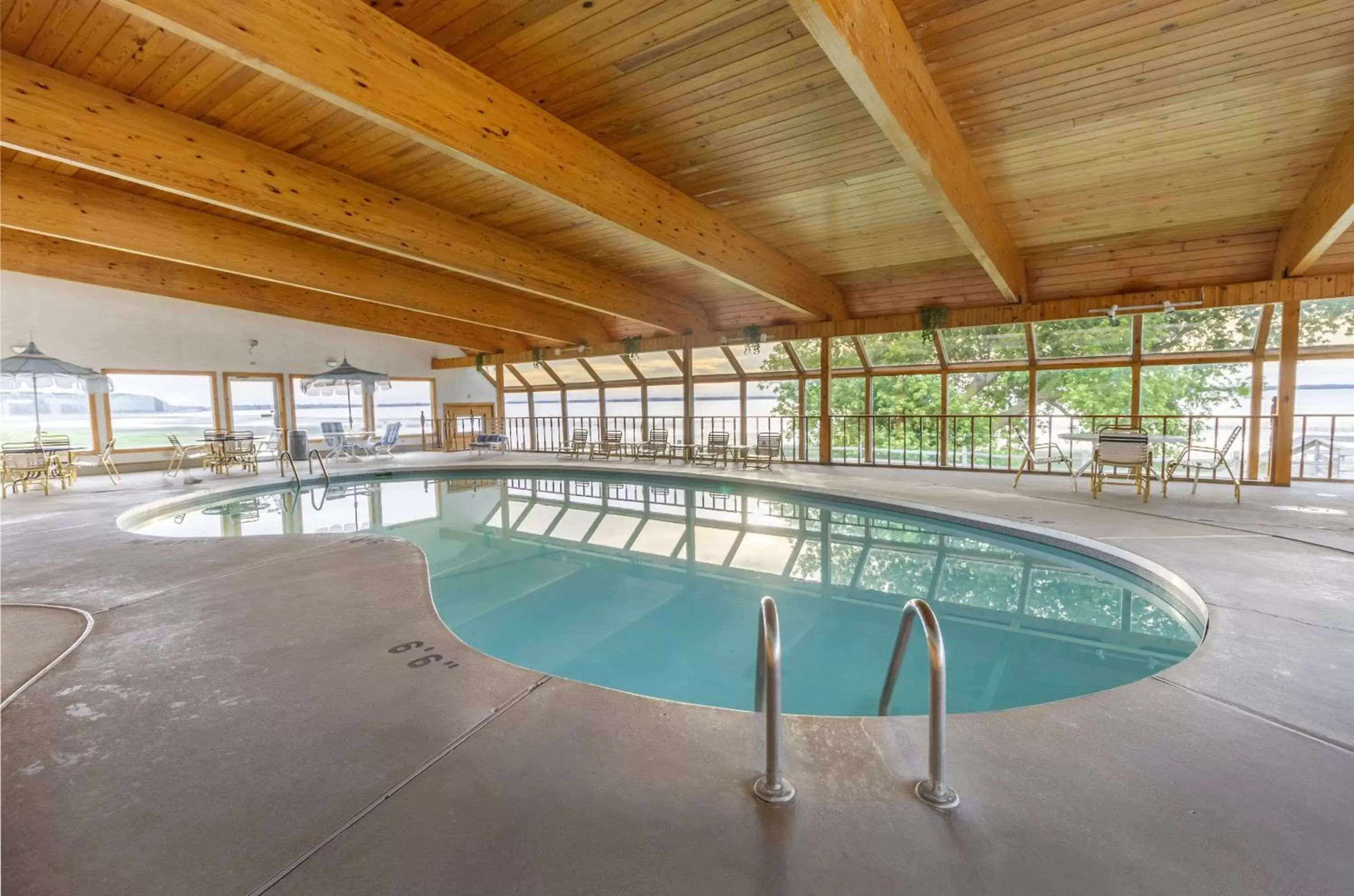 Lake view, Swimming Pool in Terrace Bay Hotel