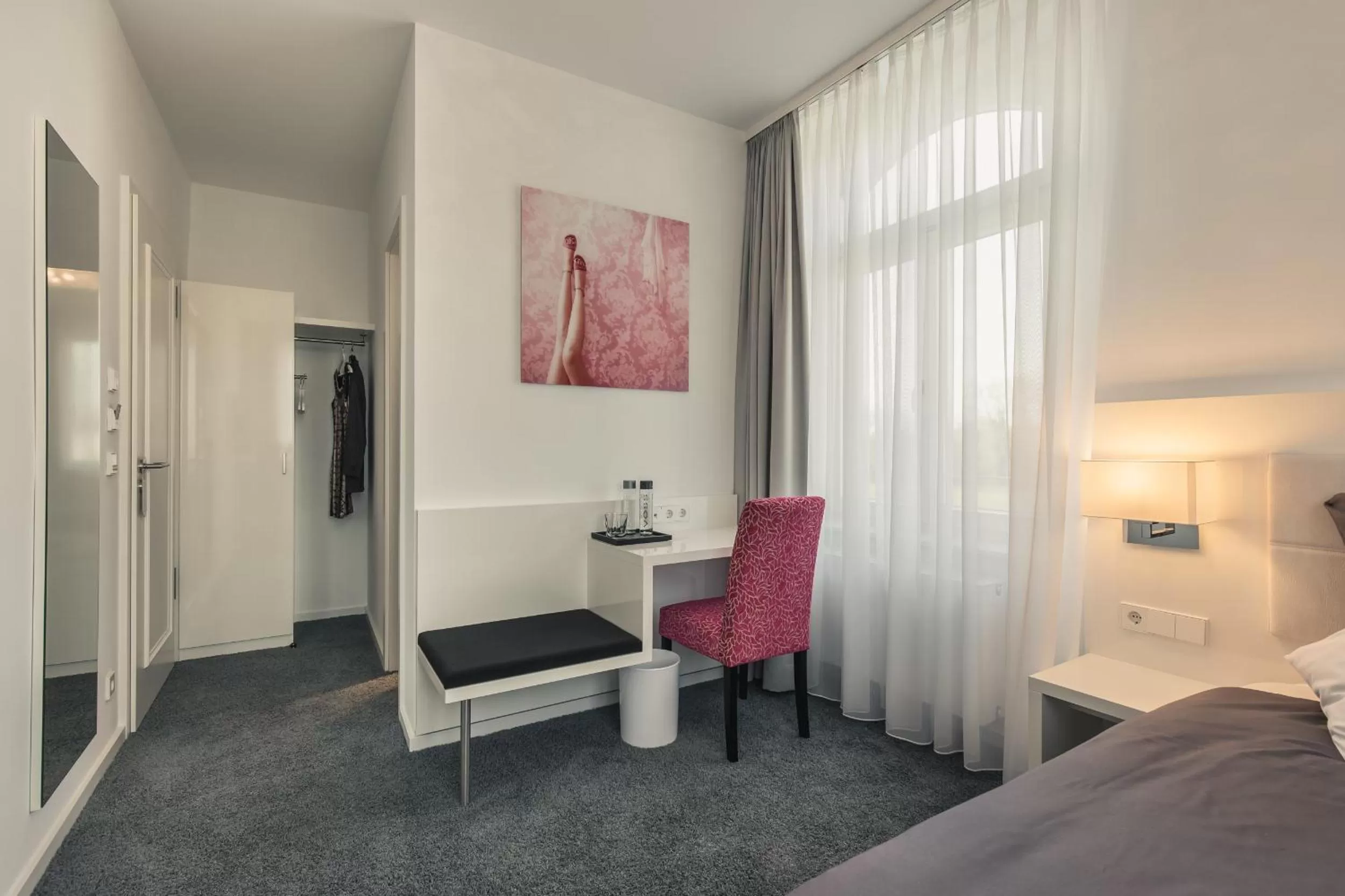 Photo of the whole room, Bed in Bahnlounge 1907