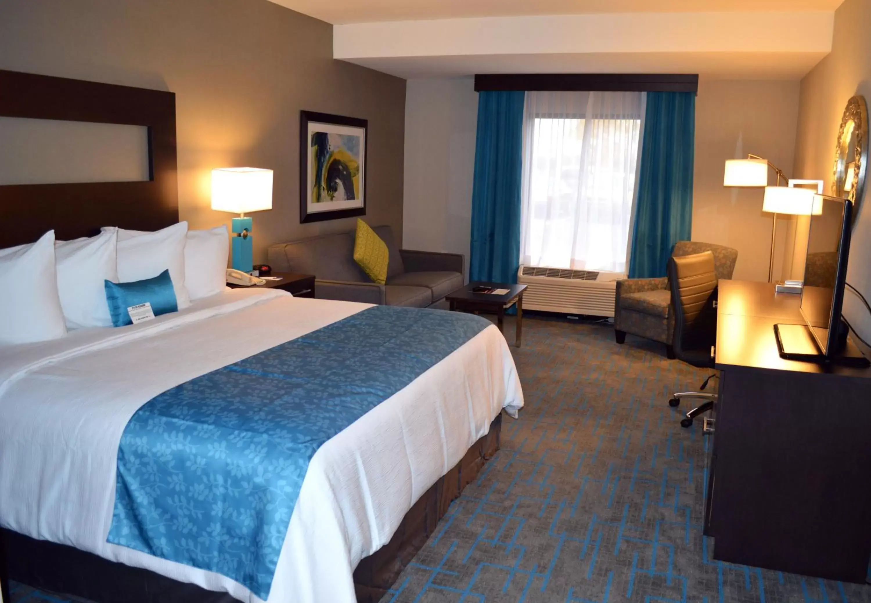 Photo of the whole room, Bed in Holiday Inn & Suites Syracuse Airport - Liverpool, an IHG Hotel